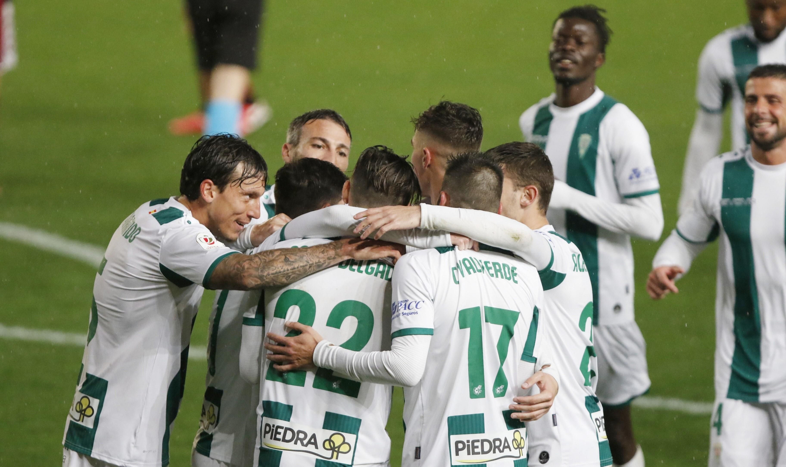 Los jugadores del Córdoba CF celebran el gol de la victoria ante el Albacete. Los jugadores del Córdoba CF celebran el gol de la victoria ante el Albacete.