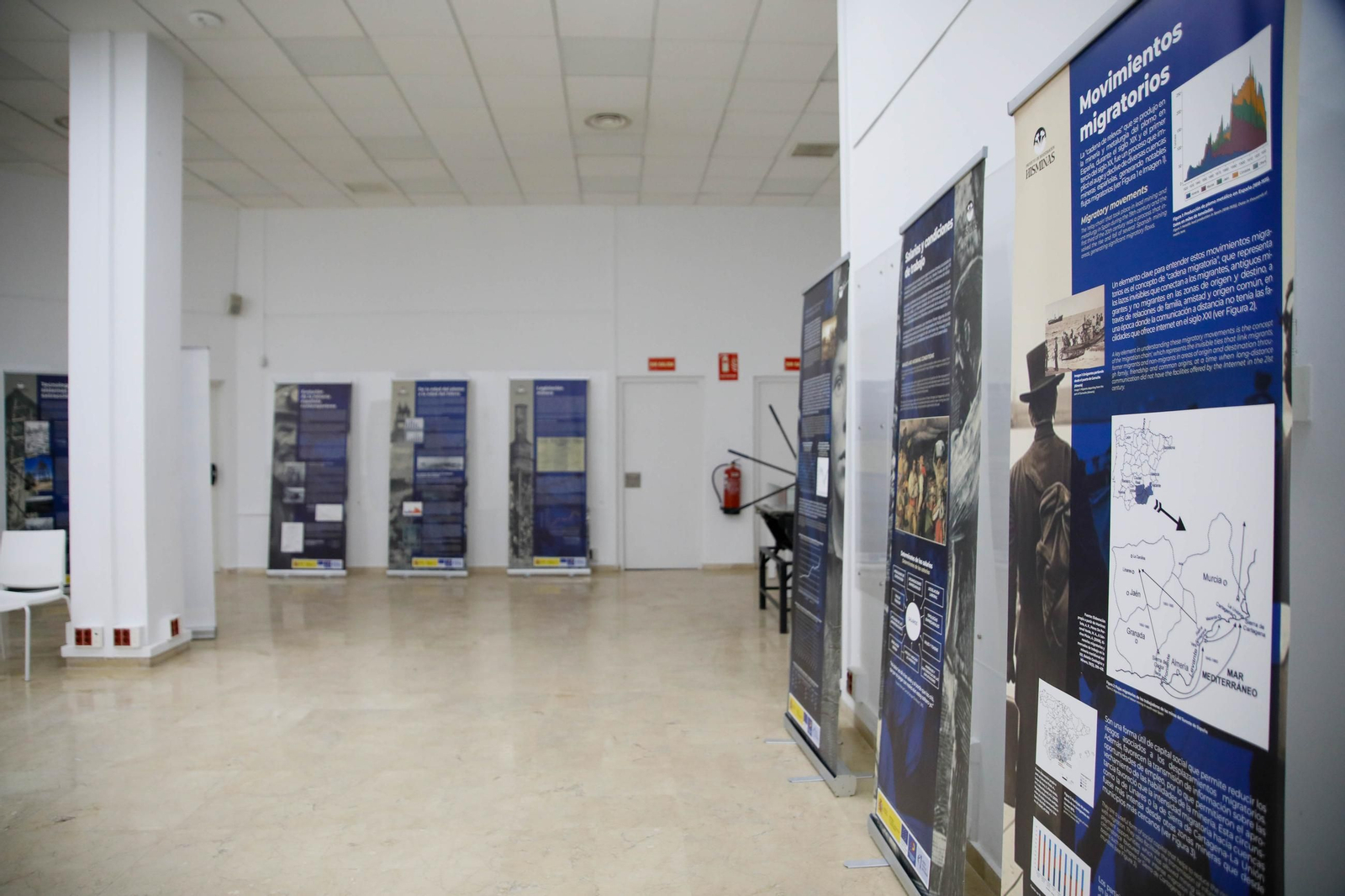 Imágenes de la presentación del documental "Almagrera, un sueño minero" en la biblioteca Villaespesa de Almería