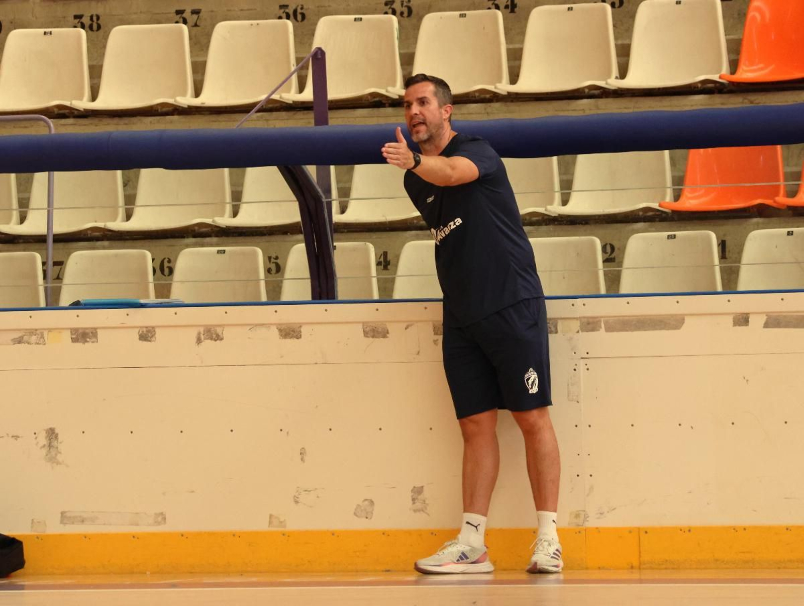 Pedro Kayser da indicaciones en un partido de esta temporada.