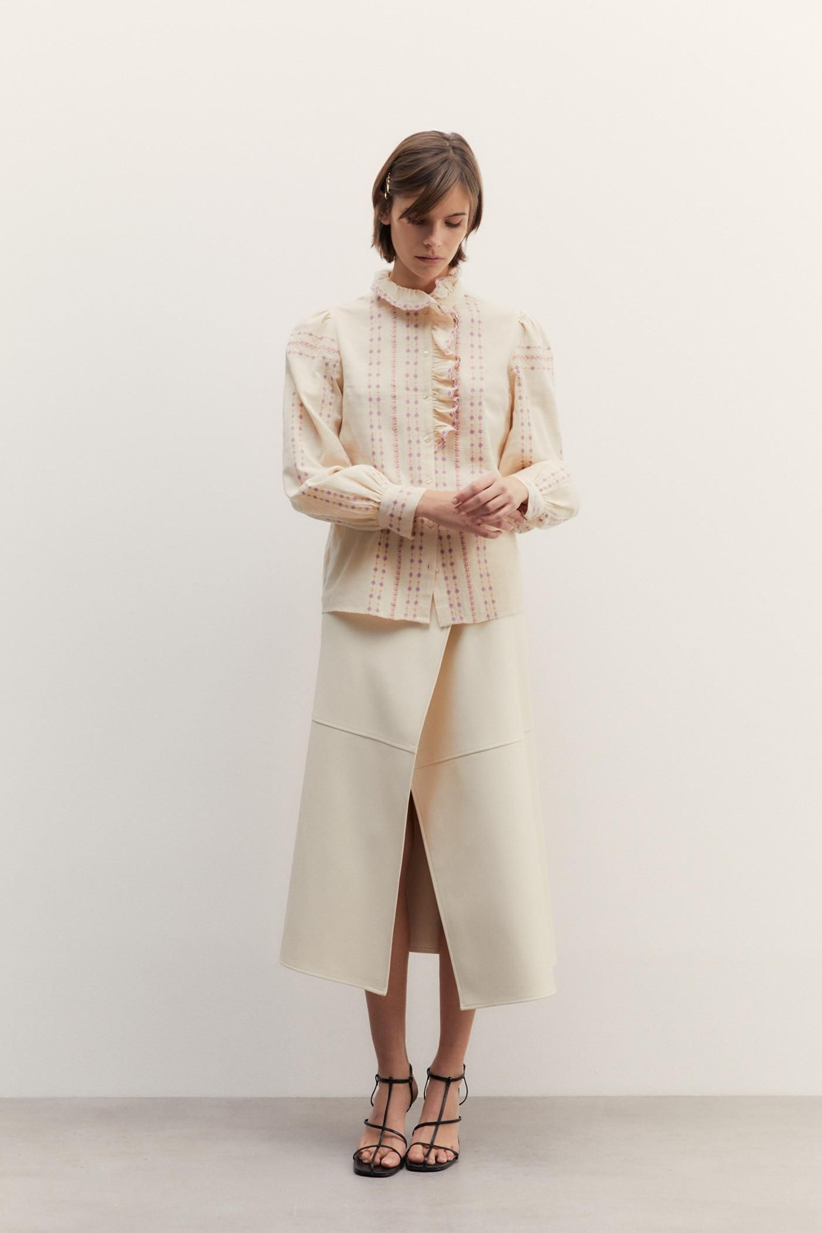 Blusa con bordados y volantes de Sfera.