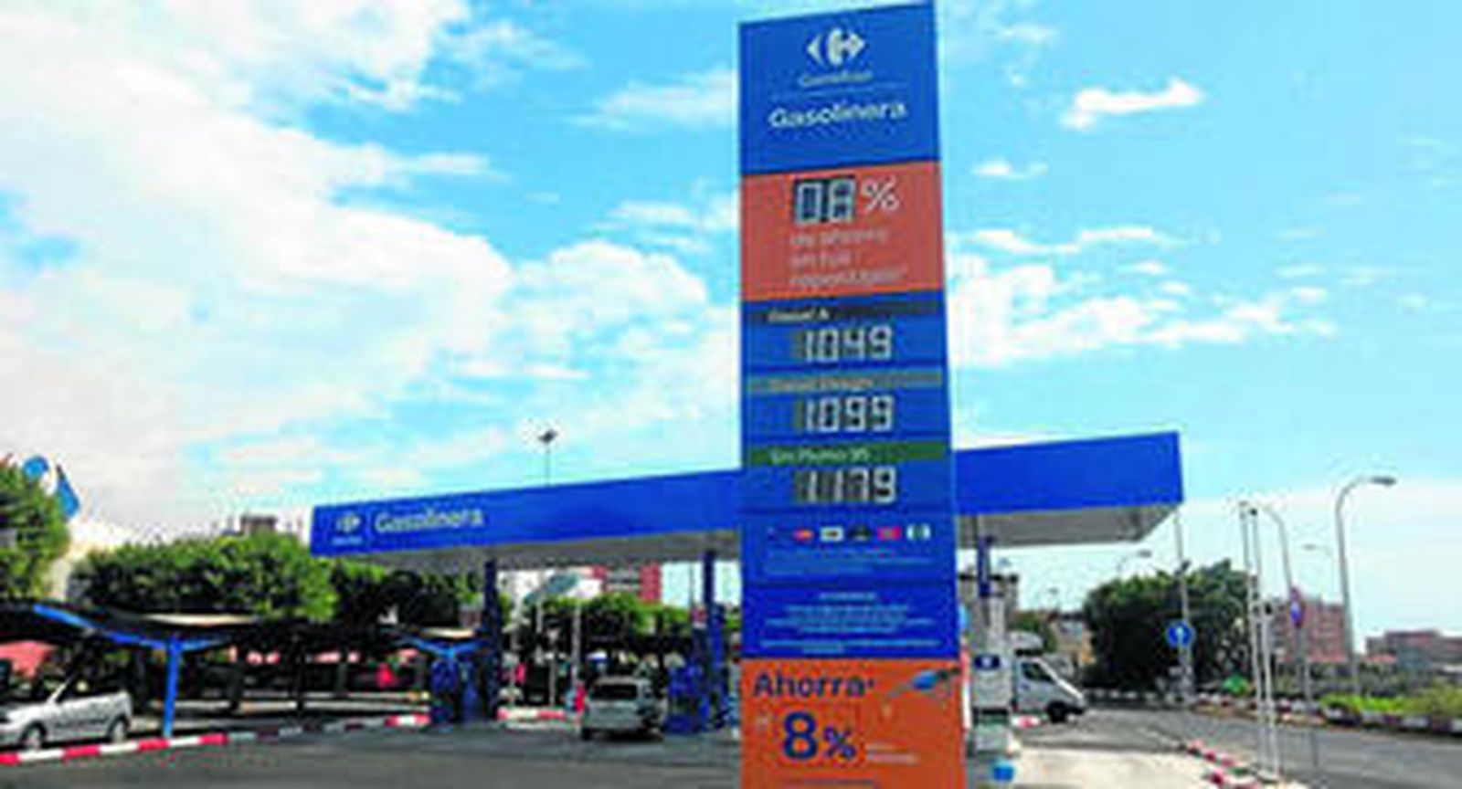 La gasolinera de Carrefour abierta ayer al público junto al hipermercado La Alameda.