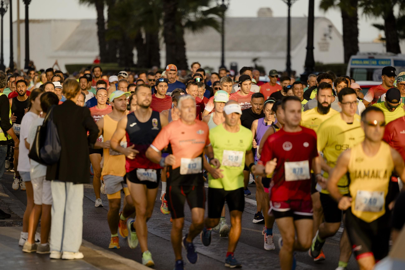 Búscate en las imágenes de la I media maratón Ciudad de Cádiz