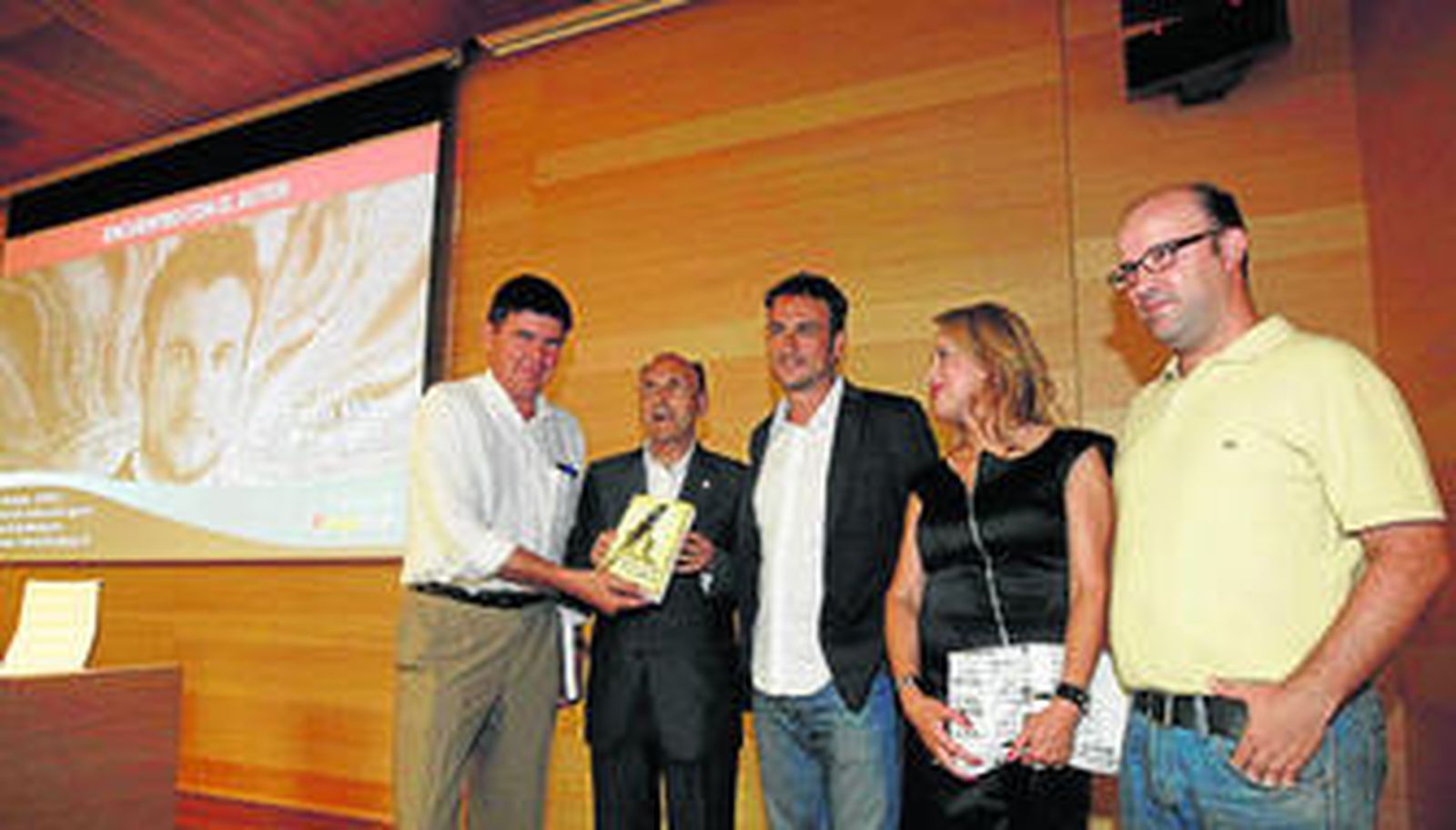 Amos Milton, en el centro, con Juan del Águila, Manuel Pimentel, Carmen María Giménez y Manuel García Iborra.