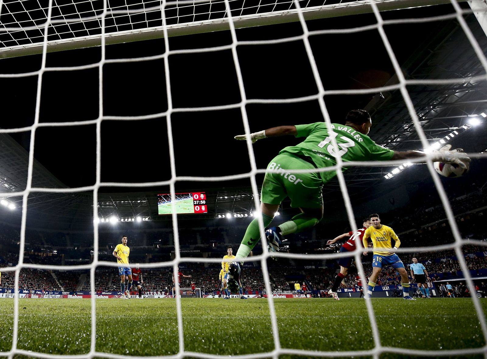 El portero de Las Palmas se estira para detener un remate en el último partido contra Osasuna.