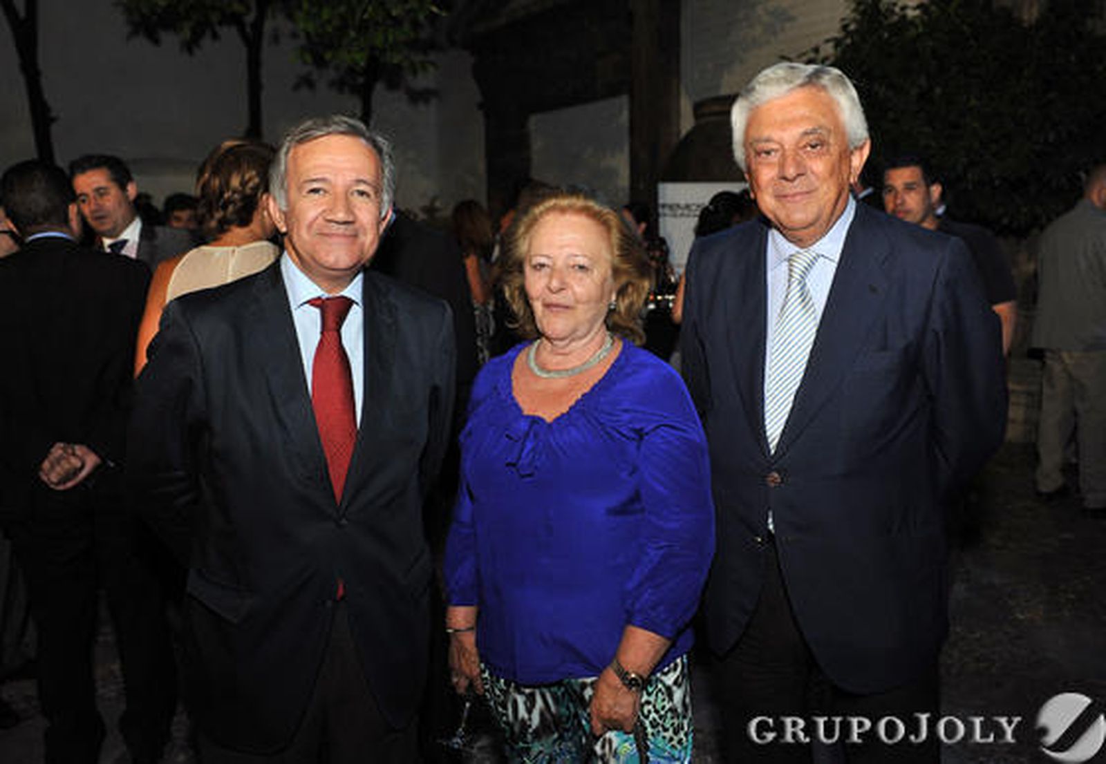 Jorge Segura, consultor de empresas, junto a Francisco Herrero, presidente de la Cámara de Comercio de Sevilla, y su esposa, Carmen Maldonado.

Foto: Juan Carlos Vázquez y Manuel Gómez