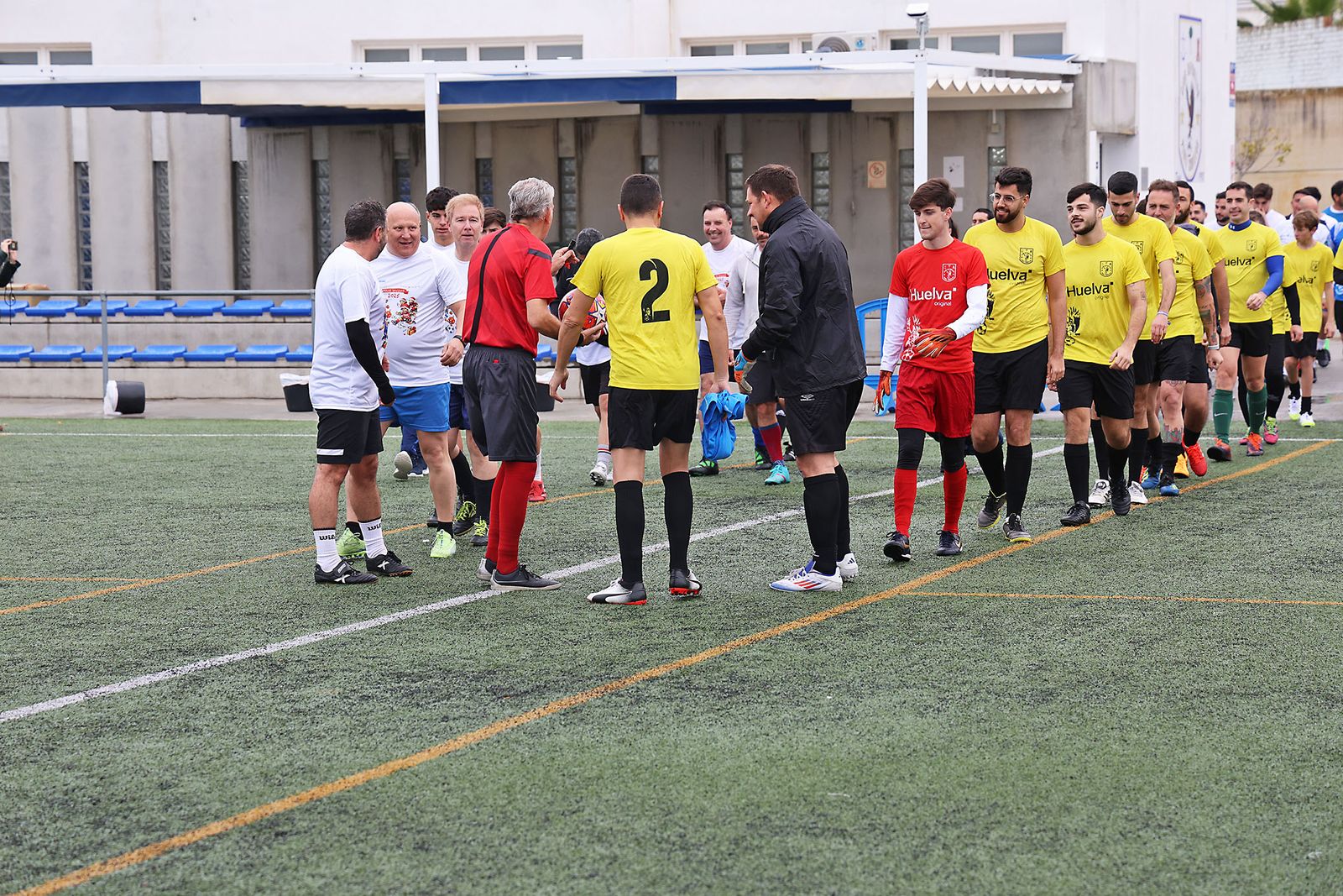 Periodistas y políticos disputan su tradicional partido navideño de fútbol
