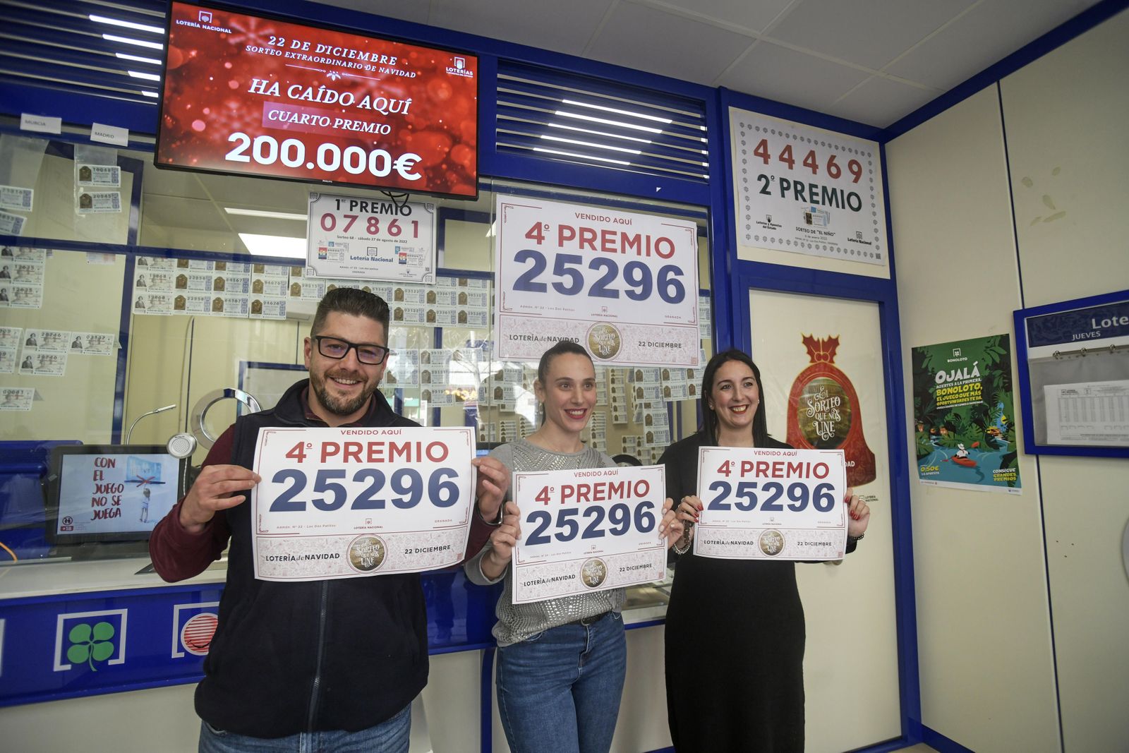 La celebración del Cuarto premio de la Lotería de Navidad en la Gran Vía de Granada, en imágenes