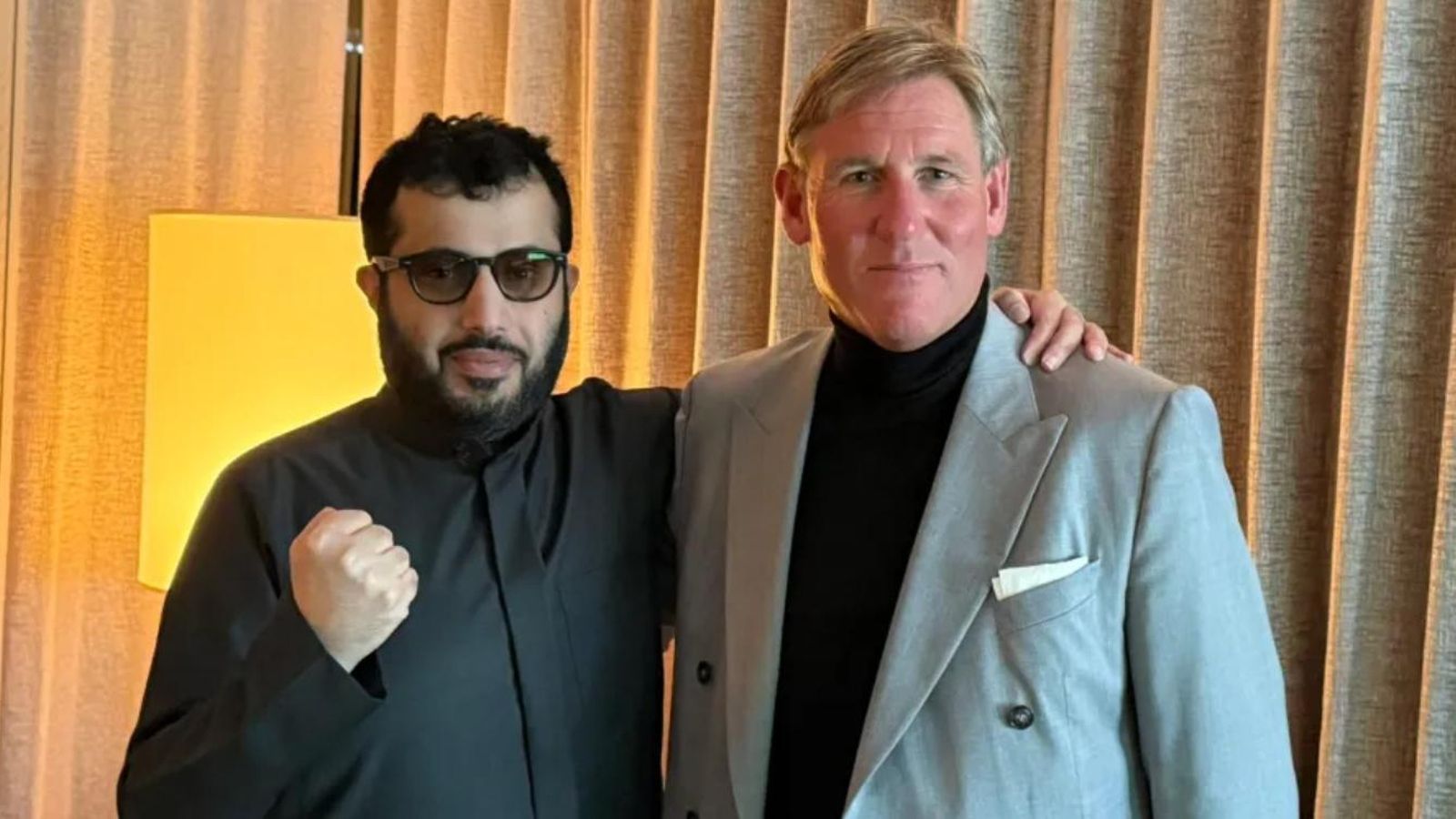 Turki Al-Sheikh junto con el empresario británico Simon Jordan.