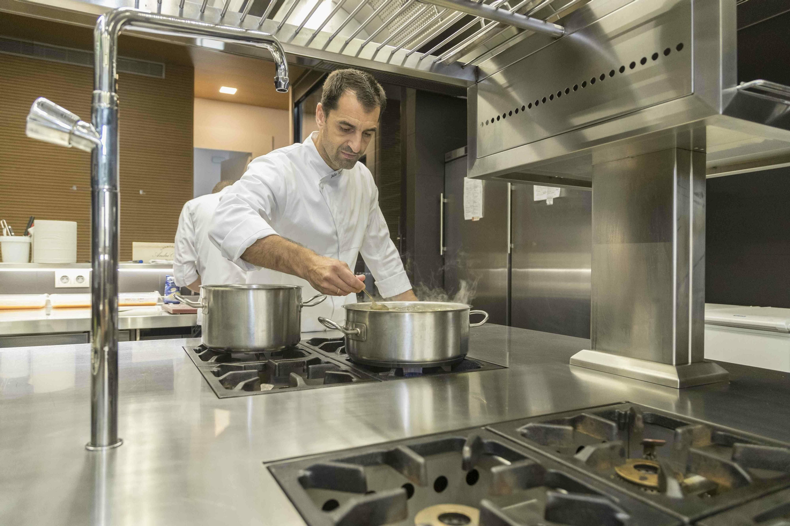 Julio Fernández Quintero, en su cocina de Abantal.