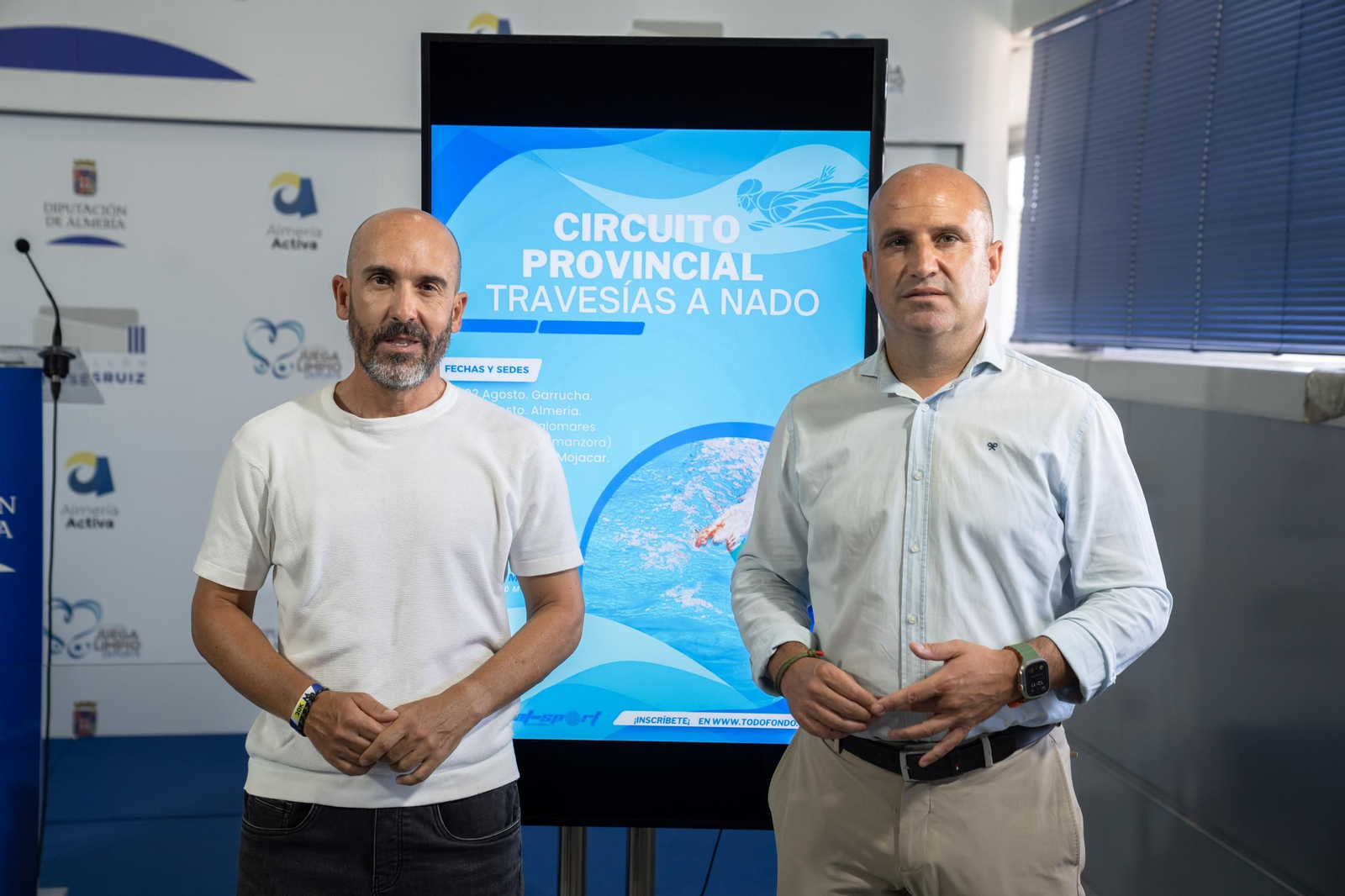 El diputado de Deportes, José Antonio García, y el organizador del circuito, David Martínez, posan junto al cartel de la competición.