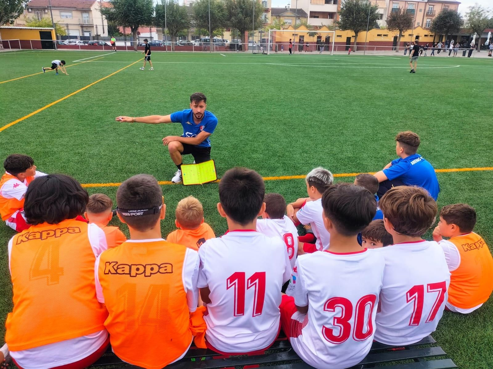 Alejandro Parra da instrucciones a su equipo de fútbol base. Alejandro Parra da instrucciones a su equipo de fútbol base.