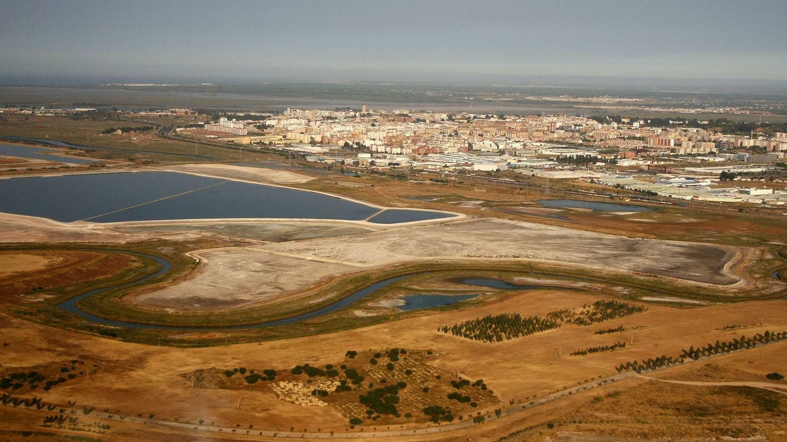 Imagen de las balsas de fosfoyesos en la capital onubense.
