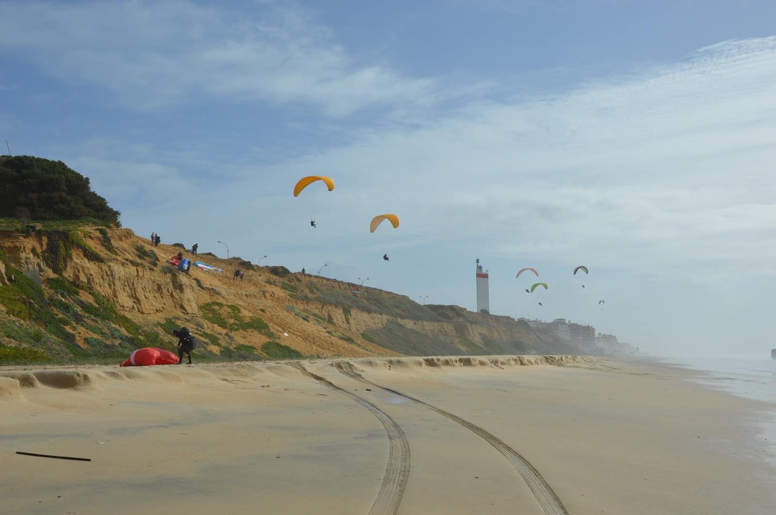 La duna de salto de parapente más alta de Europa está en esta playa de Huelva