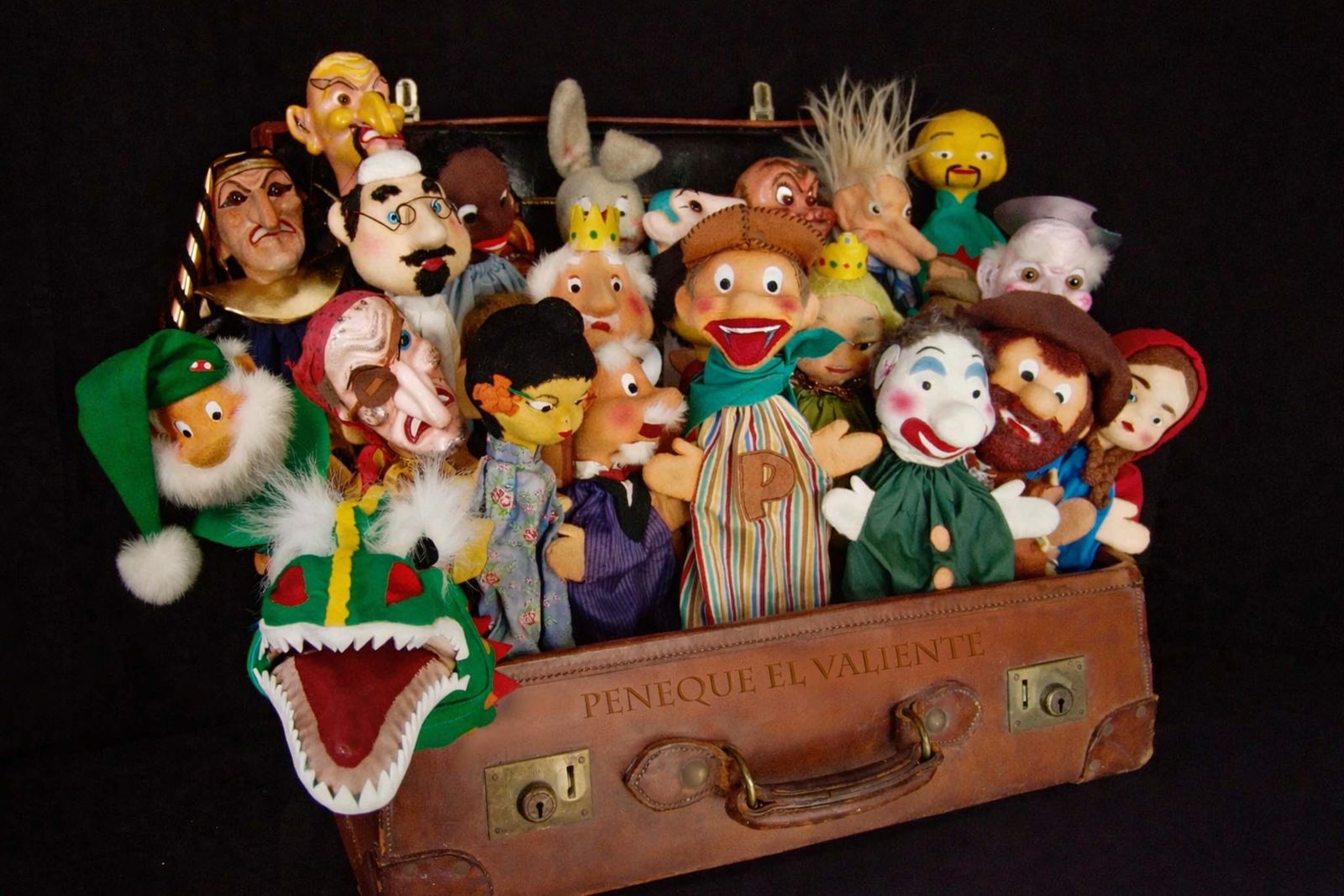 La mítica maleta de Peneque el Valiente, con su inconfundible elenco de títeres, símbolo del teatro de marionetas que protagoniza el XIV Festival de Títeres 'Ciudad de Úbeda' esta Navidad.