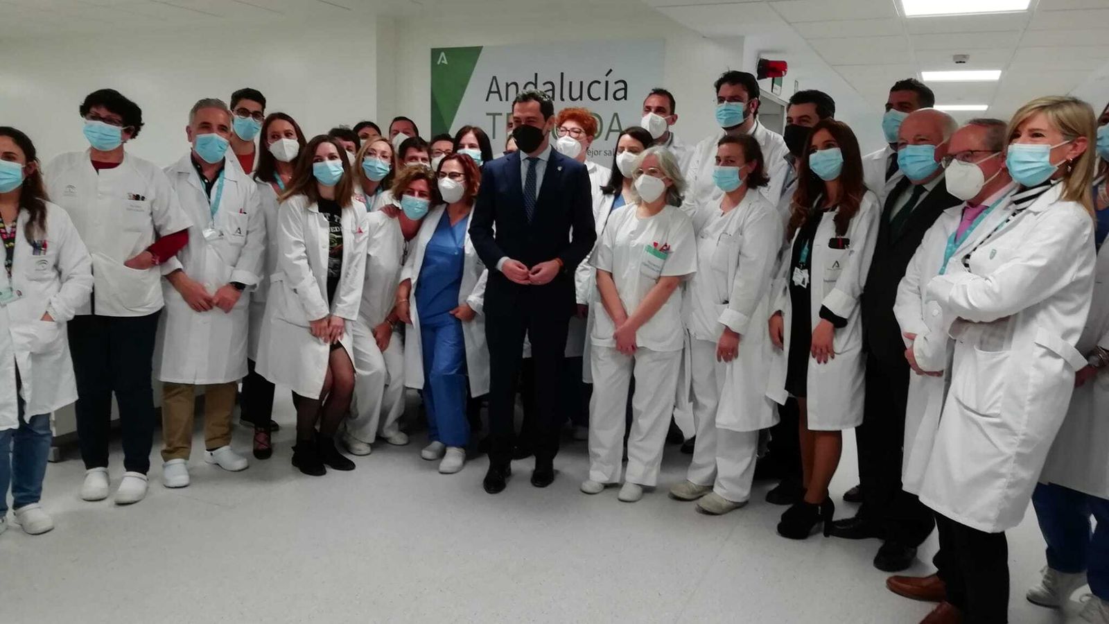 Moreno se fotografió con parte de los profesionales del laboratorio del Materno.