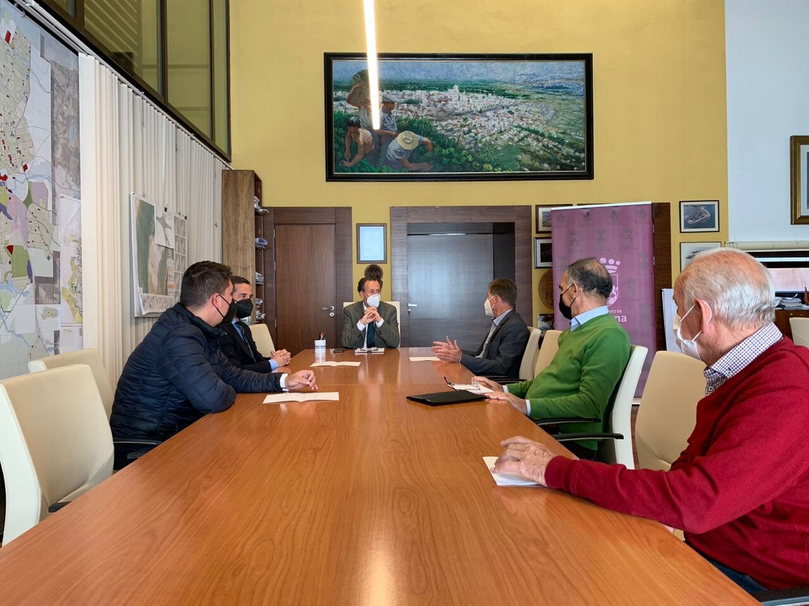 Momento de la reunión entre representantes municipales y del Moto Club.