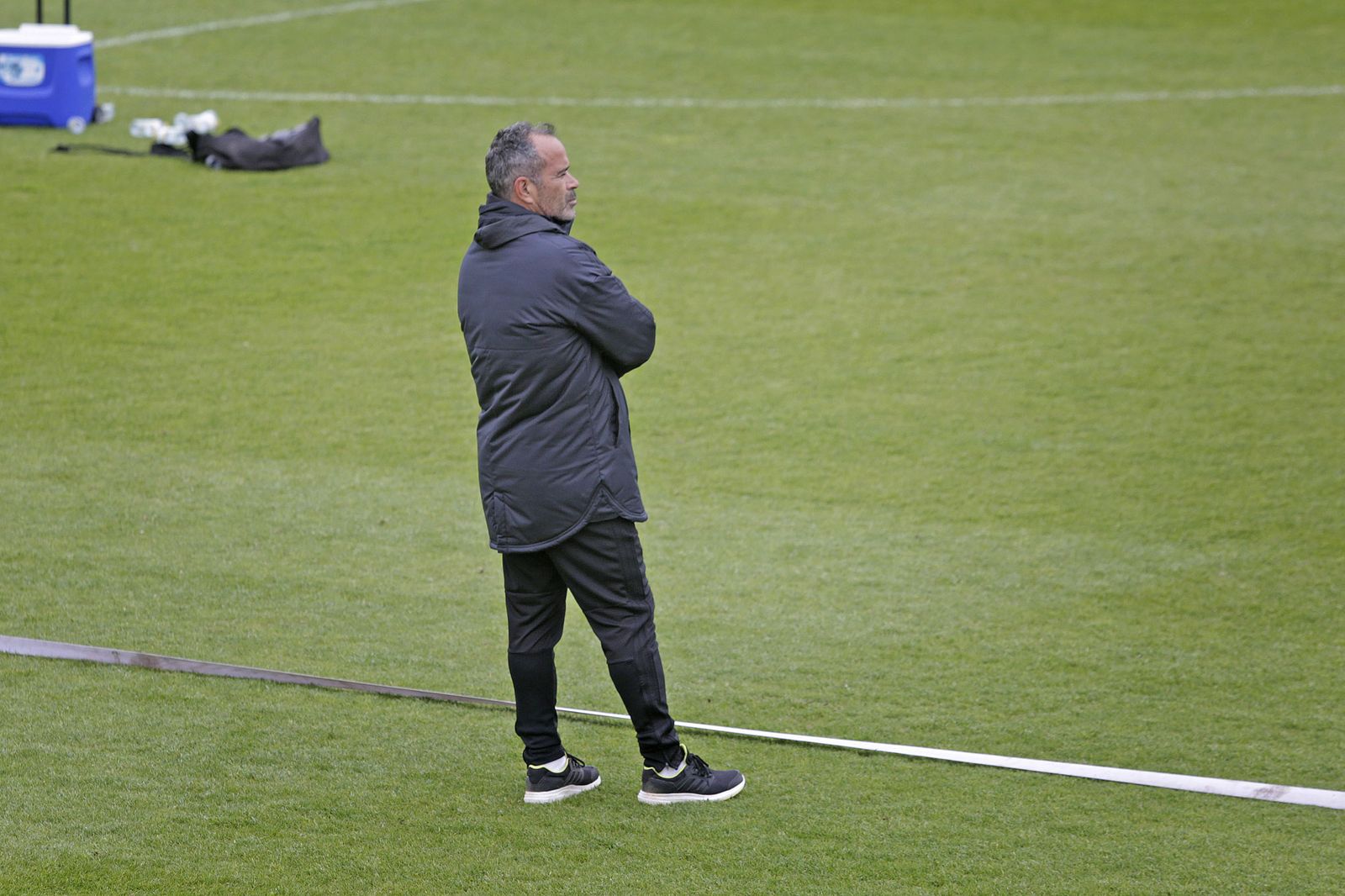 Gesto pensativo de Cervera en el entrenamiento de ayer.
