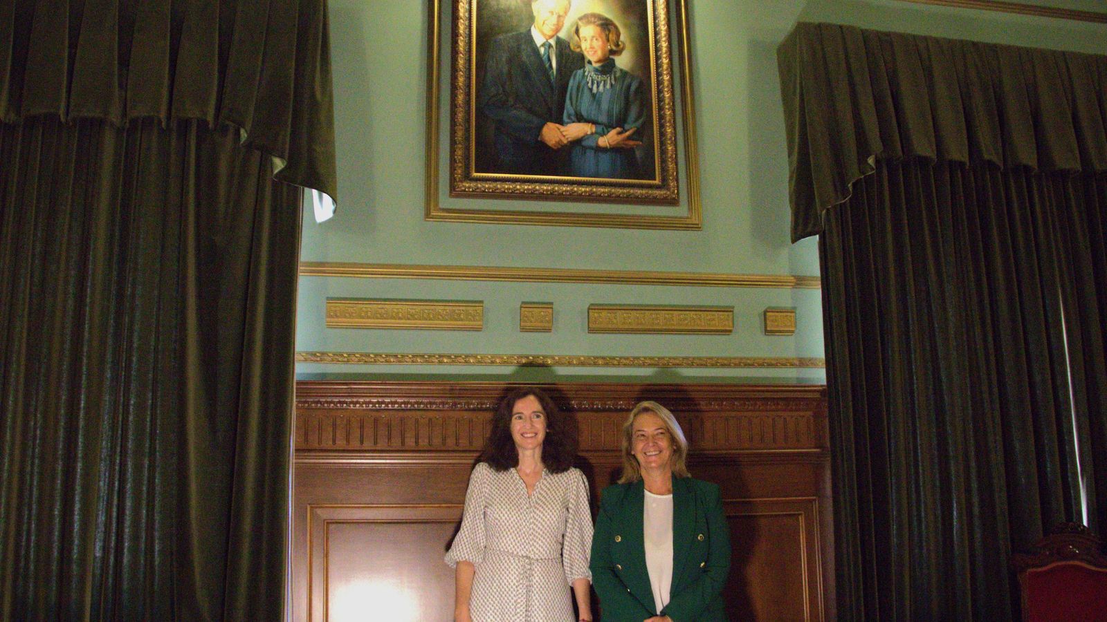 Leticia Ruiz de Ojeda Silva, presidenta de la Fundación INEIS y Luisa García Chamorro, alcaldesa de Motril, con el cuadro de los monarcas Leticia Ruiz de Ojeda Silva, presidenta de la Fundación INEIS y Luisa García Chamorro, alcaldesa de Motril, con el cuadro de los monarcas