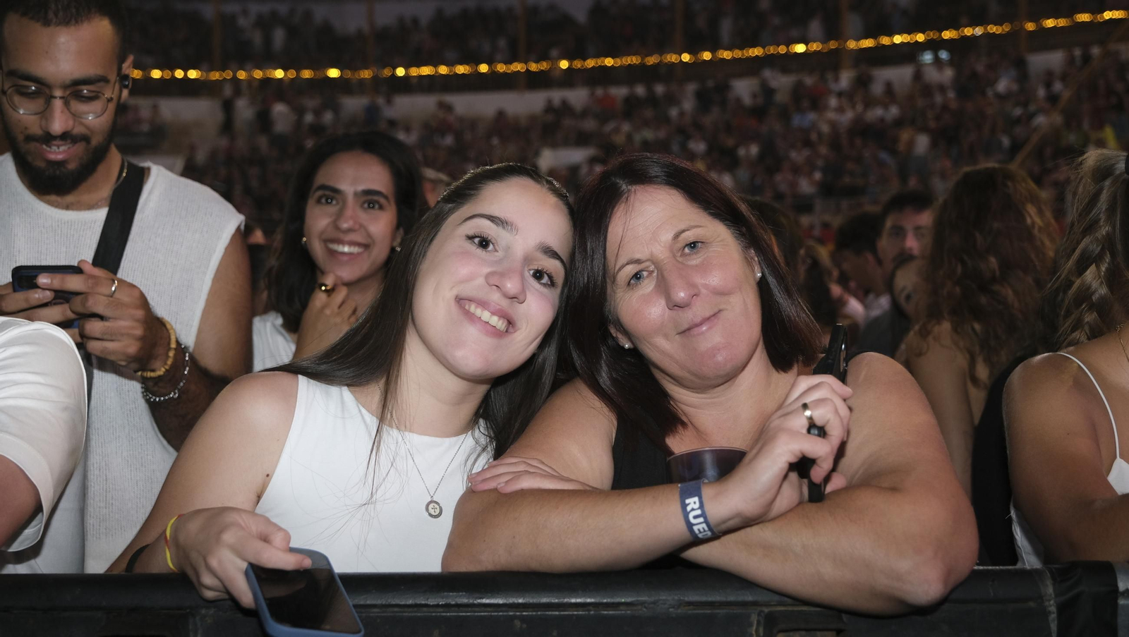 El concierto de Melendi llena de fans la Plaza de Toros de Almería, en imágenes