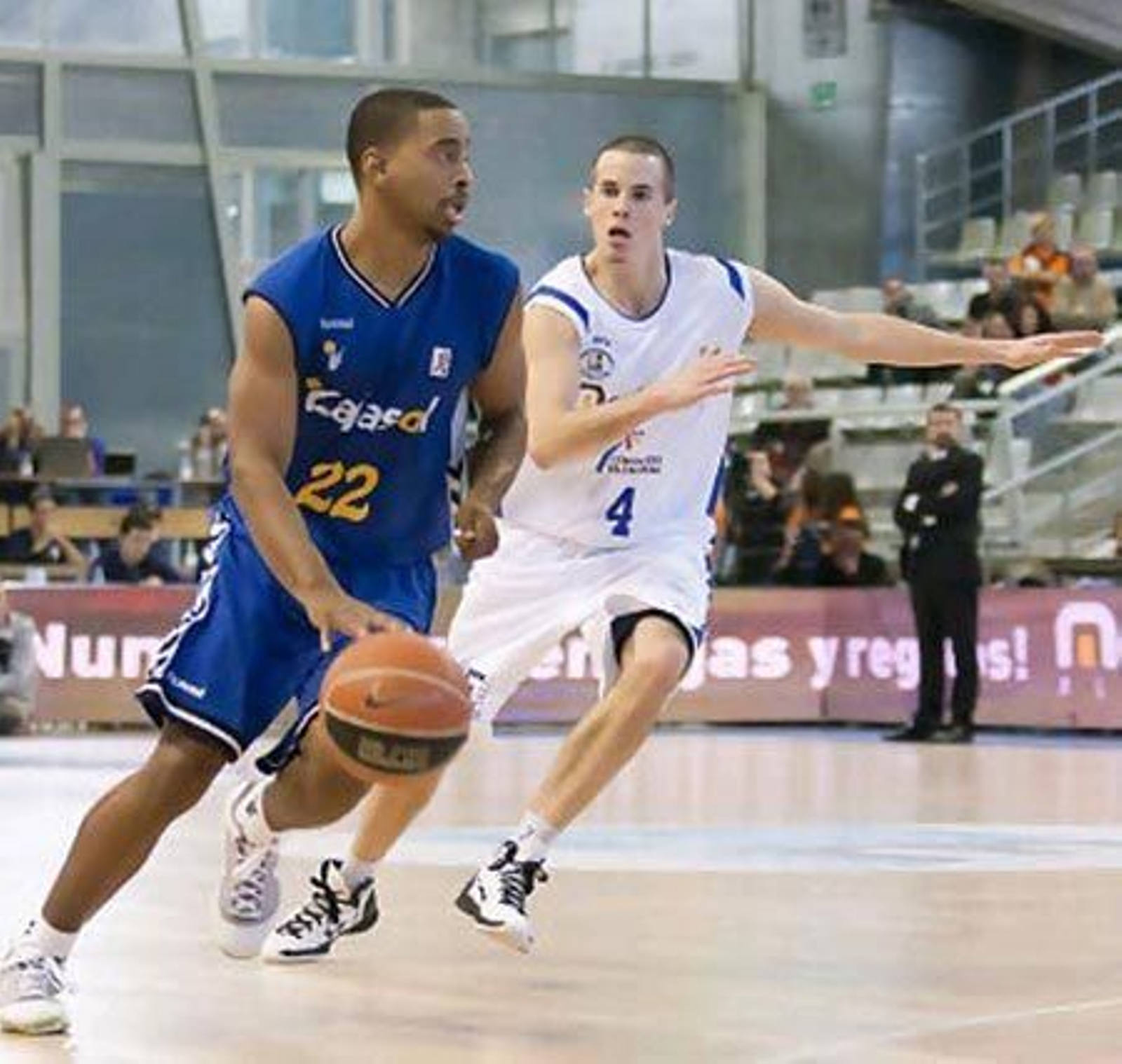 Louis Bullock se encarga de subir el balón.  Foto: Javier Bernal