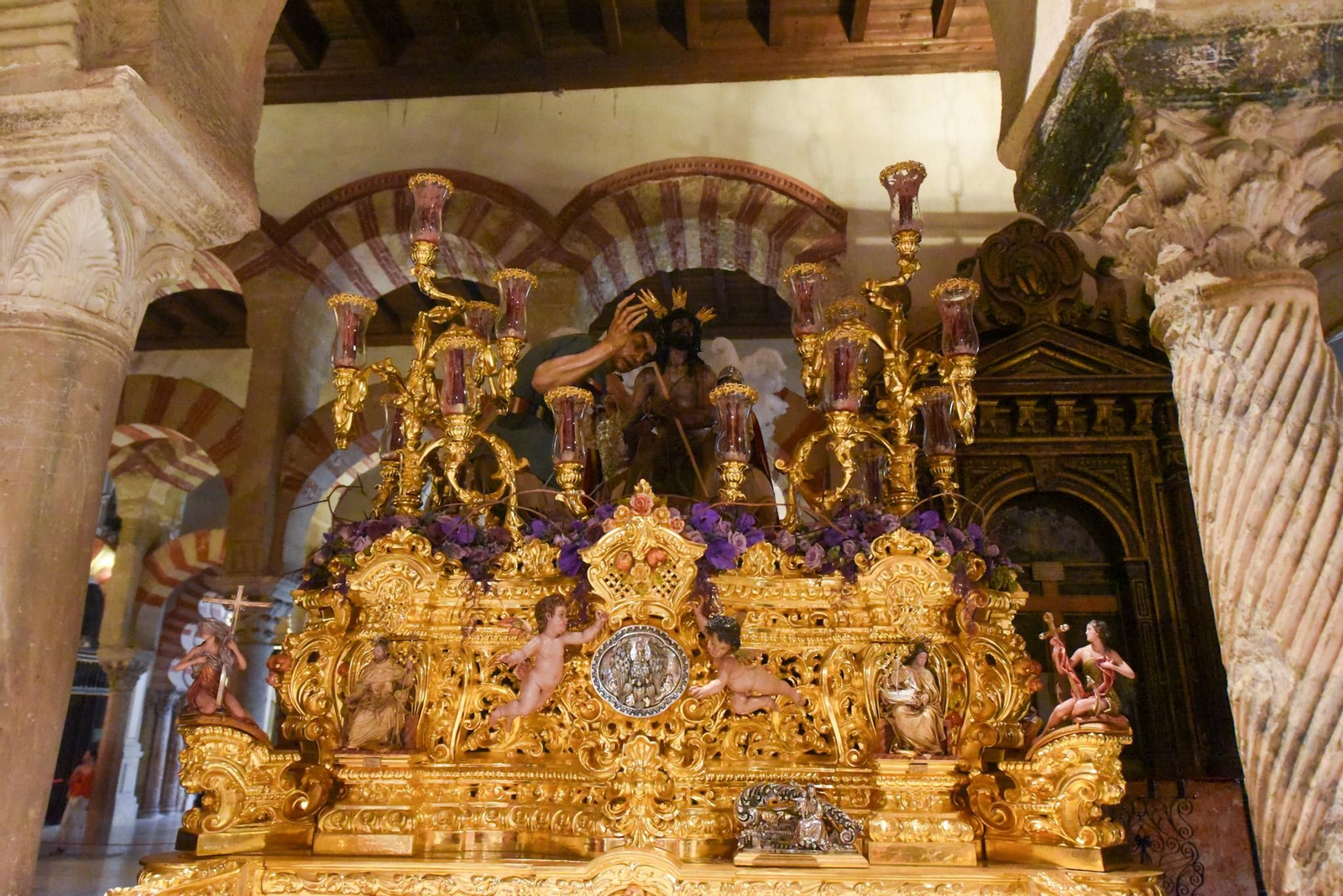 Las mejores fotos de las imágenes del Magno Vía Crucis en la Catedral de Córdoba