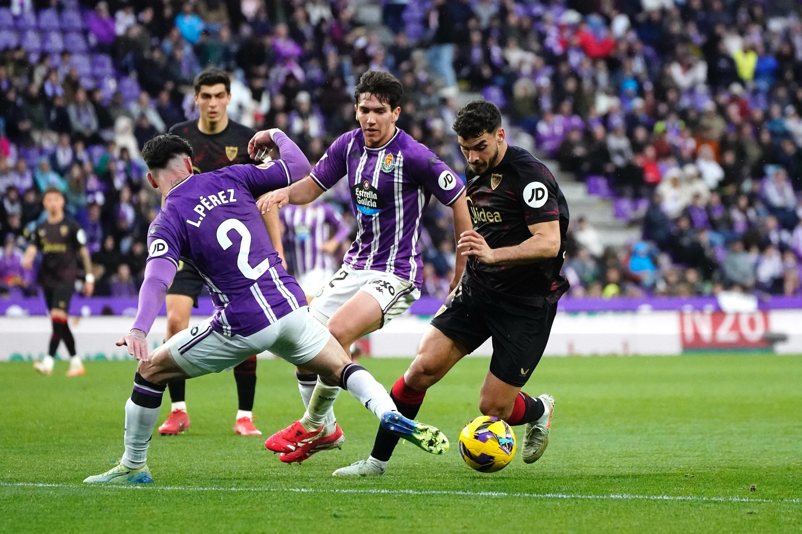 Isaac caracolea con el balón ante Luis Pérez y Mario Martín.