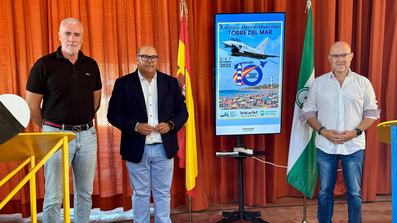 El alcalde de Vélez-Málaga, Jesús Lupiáñez; el primer teniente de alcalde del municipio y teniente de alcalde de Torre del Mar, Jesús Pérez Atencia, y el director festival aéreo, Pablo González.