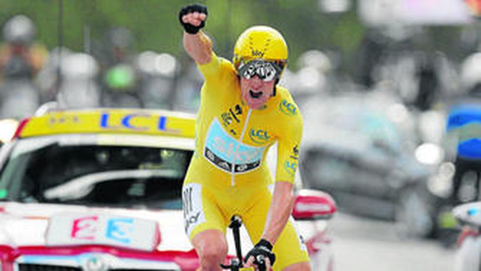 Bradley Wiggins celebra el triunfo en la contrarreloj y en el Tour a su llegada a la meta en Chartres.