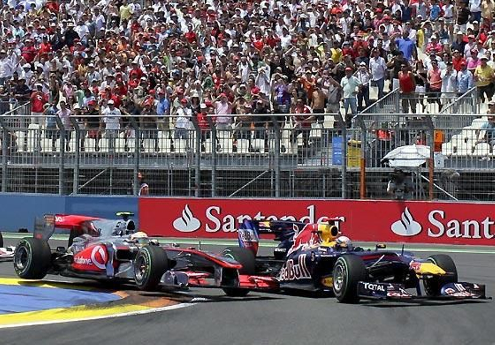 Sebastian Vettel (Red Bull) y el McLaren de Lewis Hamilton.

Foto: Afp Photo / Reuters / Efe