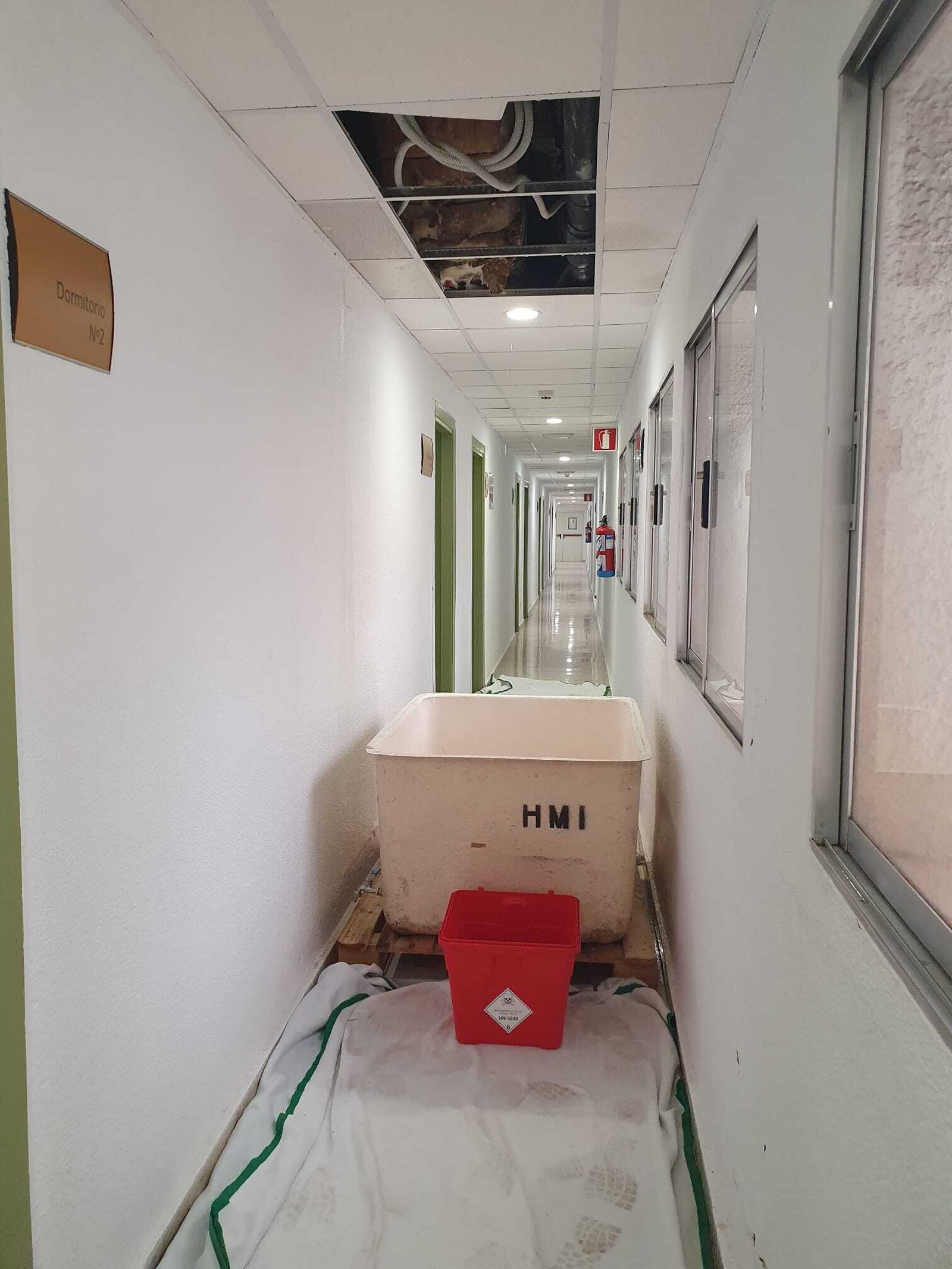 Especie de bañera que han puesto los trabajadores para recoger el agua.