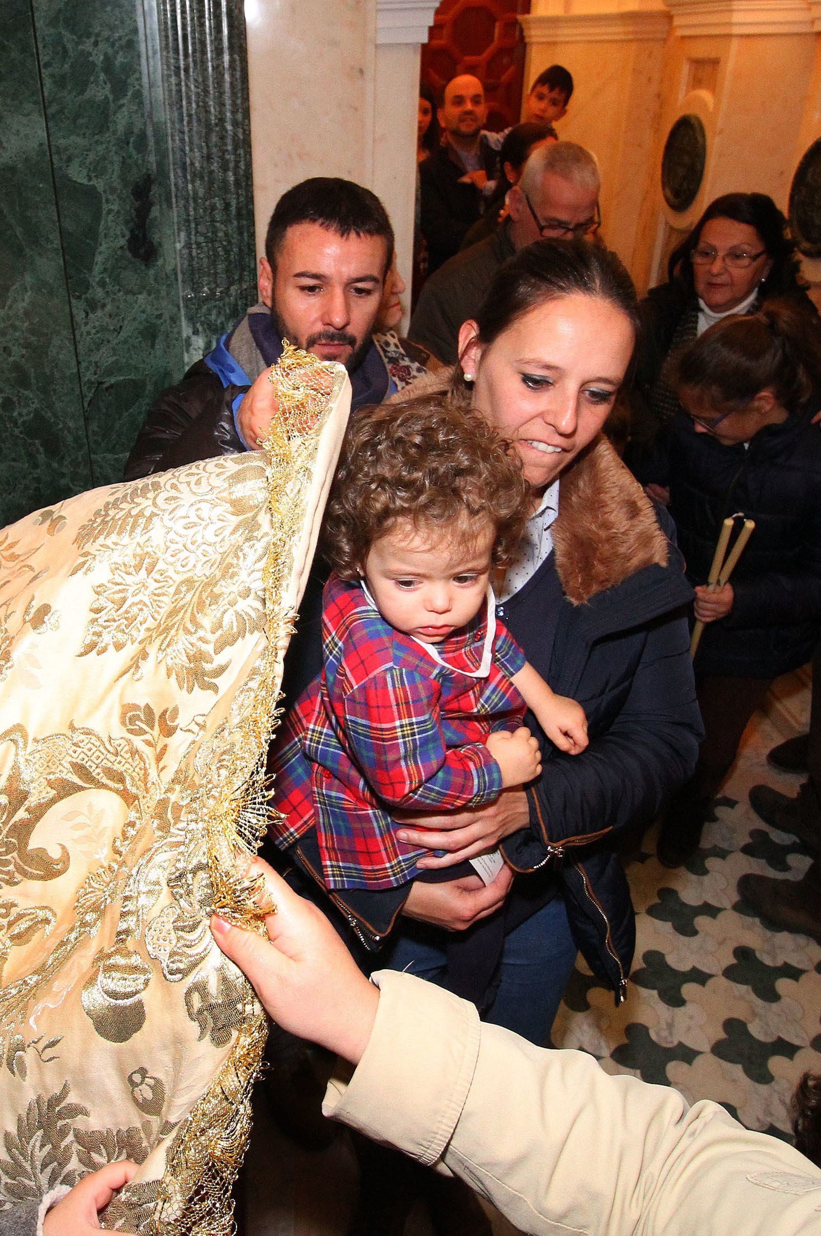 El Rocío celebra La Candelaria con la presentación de los niños a la Virgen, en imágenes