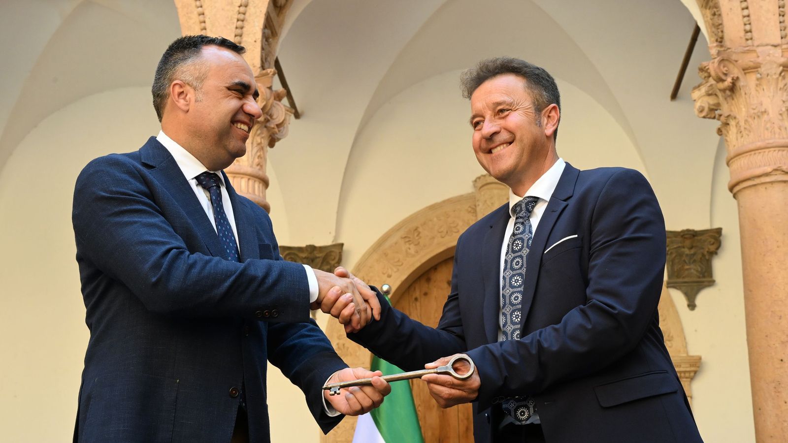 Francis Rodríguez recibiendo la llave.