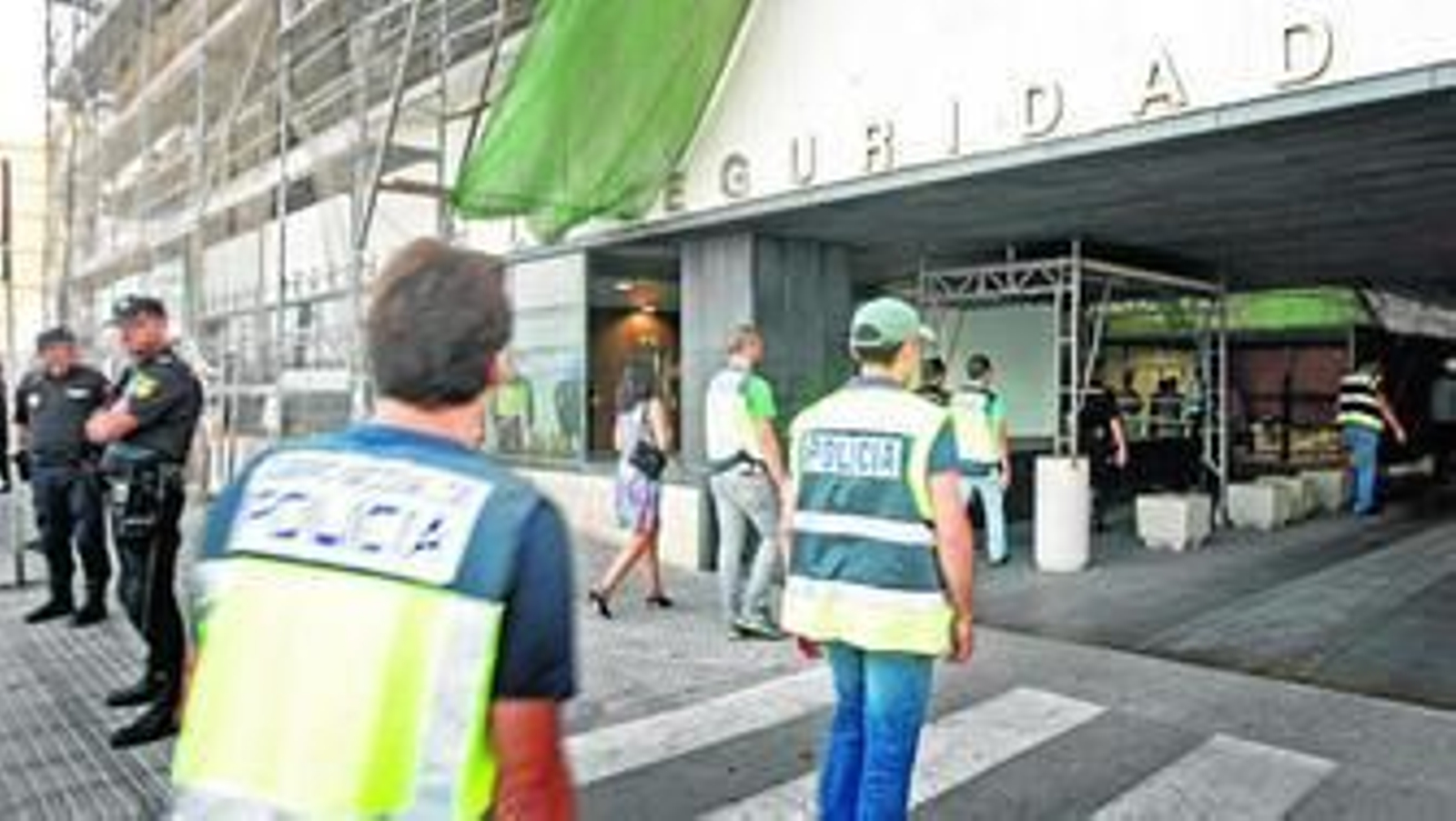 Agentes de la Policía Nacional participan en el registro de las dependencias de la sede de la Tesorería General de la Seguridad Social en Cádiz.