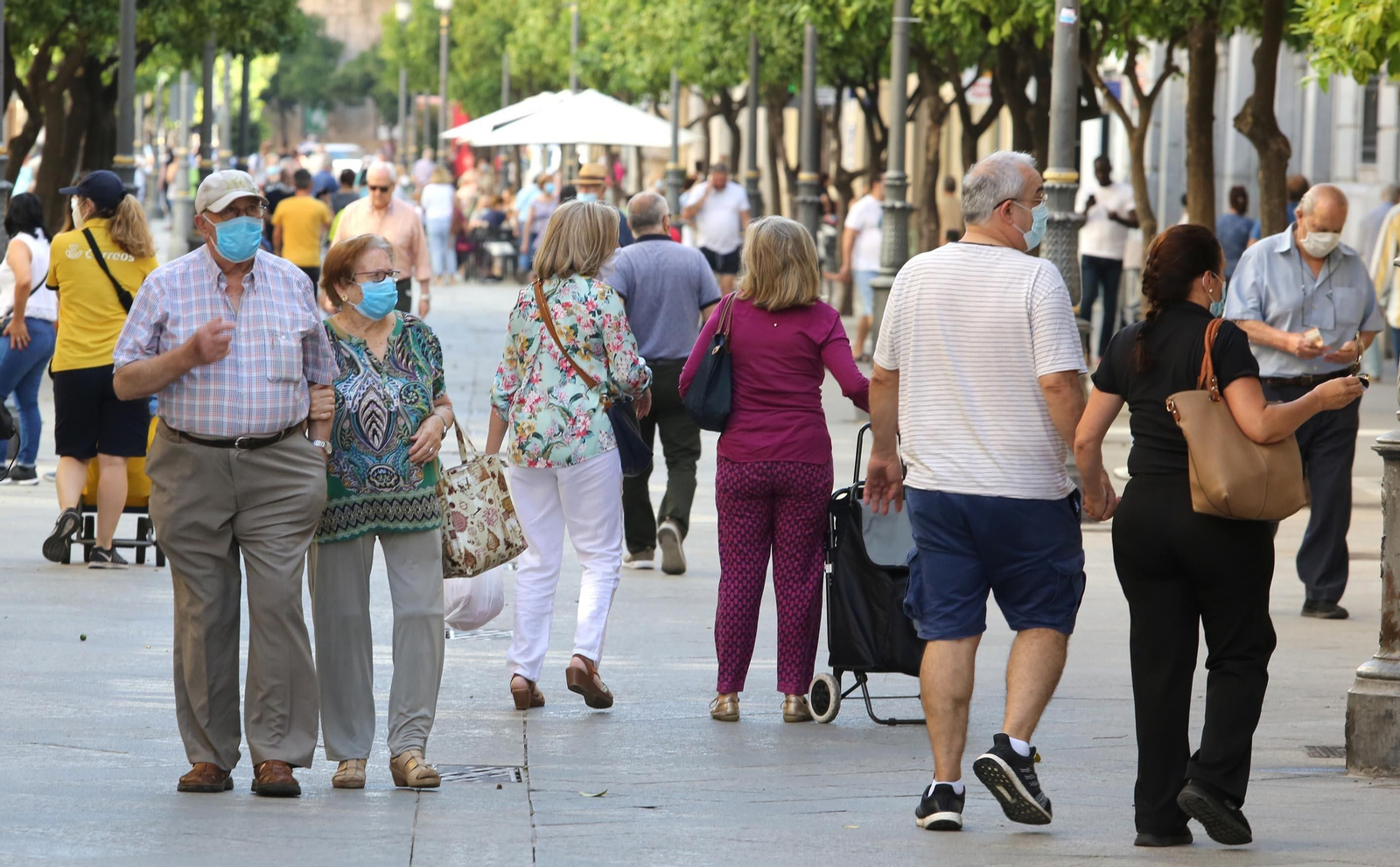 MOVILIDAD: Desde este lunes día 8, ya no habrá horariosque limitenlos desplazamientos de las personas, ni siquiera para hacer ejercicio como durante la fase 2 para las personas mayores. Se permiteel movimientodegruposde hasta 20 personas, aunque se continúa exigiendo que cumplan con la distancia de dos metros entre cada una de ellas.