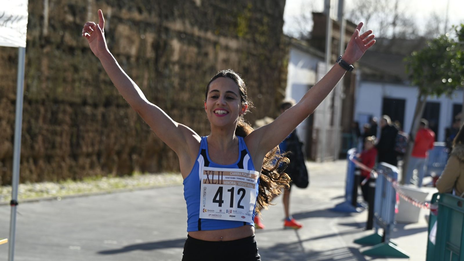 Yolanda López celebra su triunfo en la Carrera Popular Trinitarios.