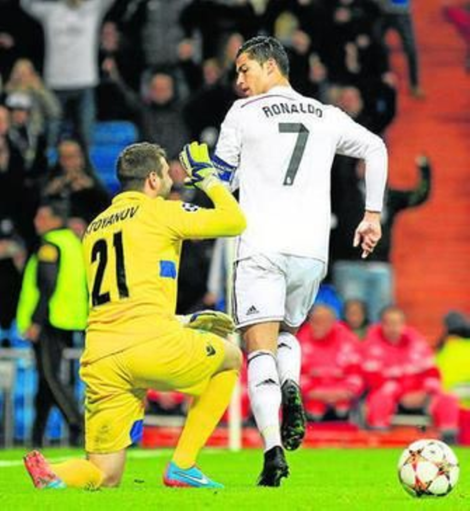 Cristiano celebra el tanto de penalti delante de Stoyanov.