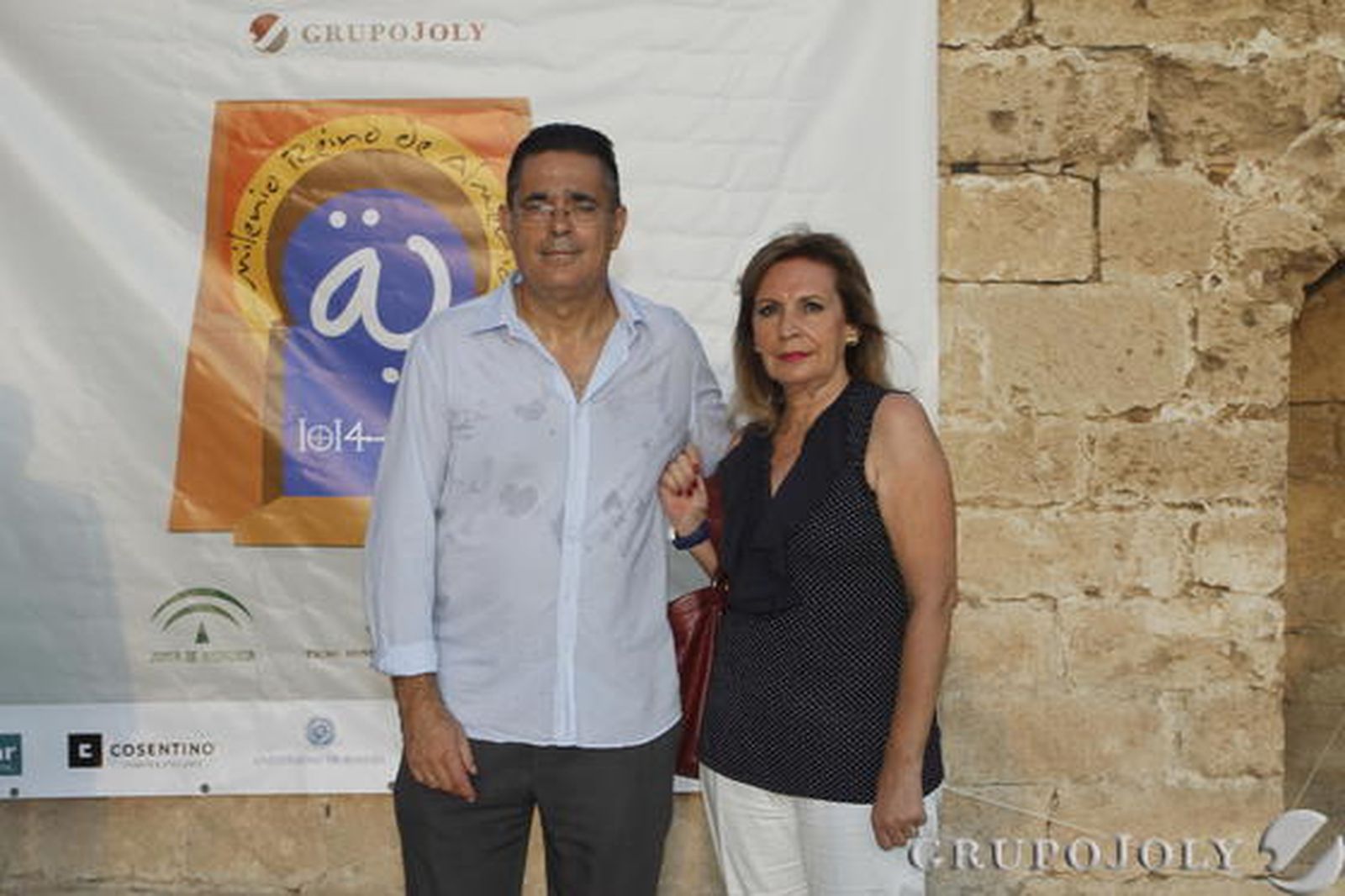 Francisco Delgado y María Carmen Dueñas fueron de las primeras parejas en llegar a los asientos que había preparados en la explanada./ Rafael González y Ricardo García