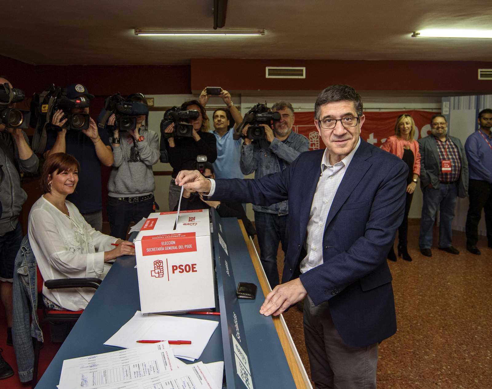 Patxi López ejerce su derecho al voto en Portugalete.