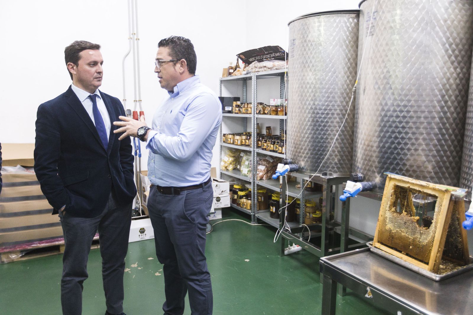 Visita de Javier A. García, presidente de la Diputación Provincial, a la empresa Miel Sierra de Los Filabres de Lubrín.