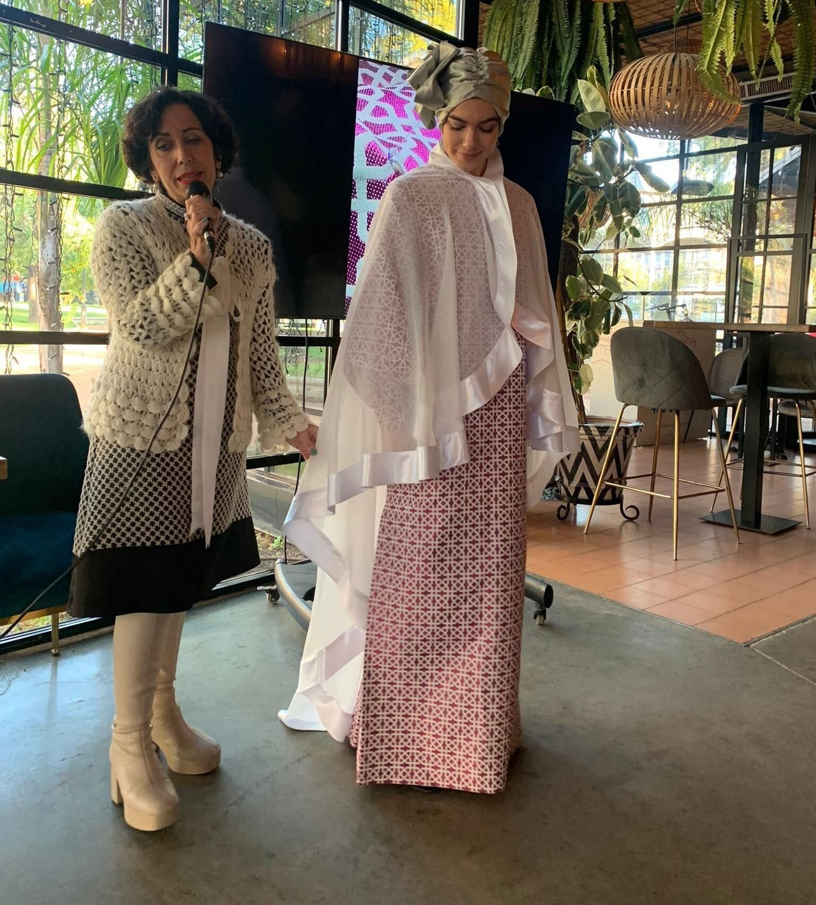 Alberta Luque junto a una de sus modelos