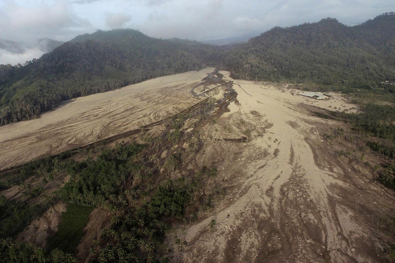 La erupción del volcán Semeru cubre de ceniza varias zonas de Indonesia