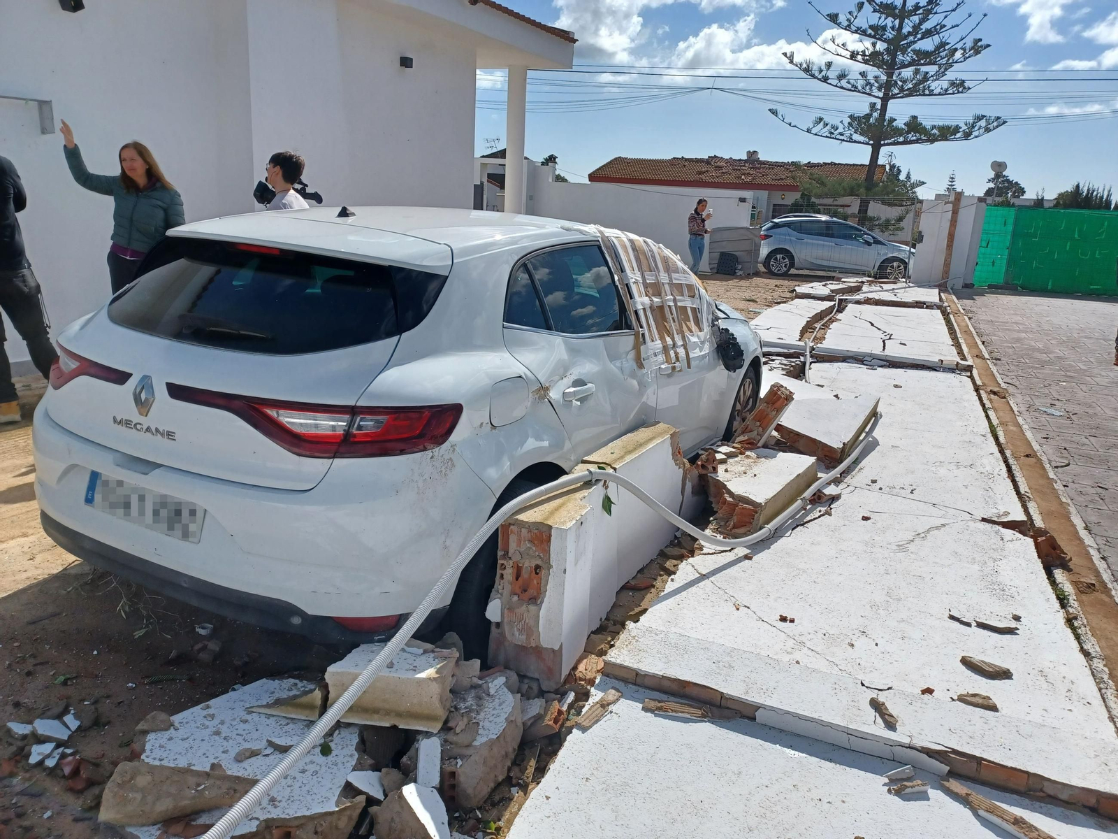 Viviendas afectadas por el tornado y vídeo del momento. Viviendas afectadas por el tornado y vídeo del momento.