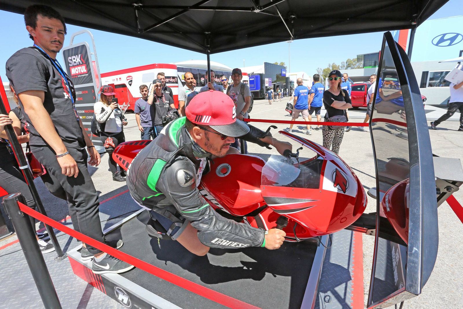 Imágenes del primer día de entrenamientos del campeonato del mundo de Superbike