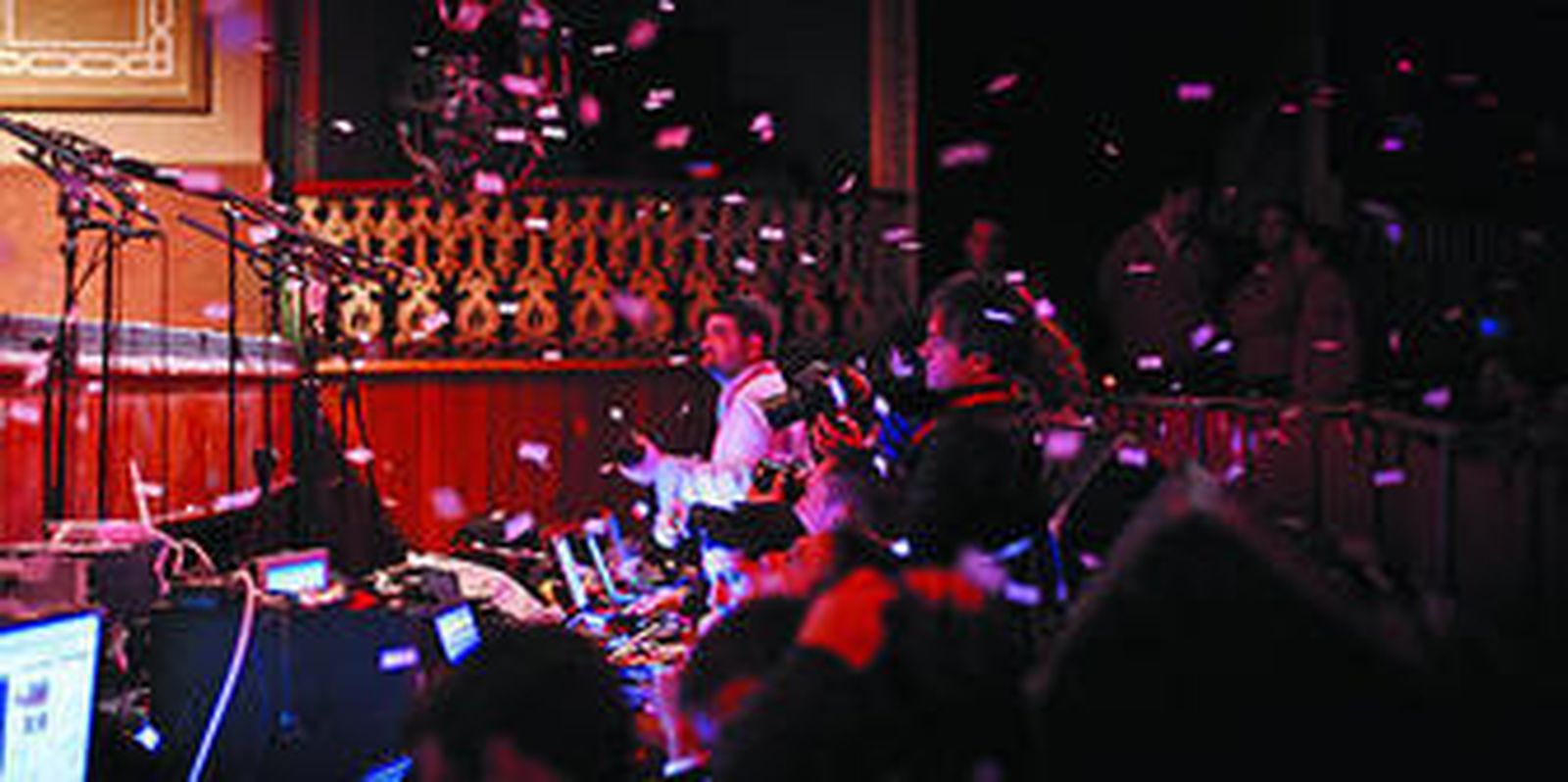 La prensa que cubre el Concurso en el foso del Gran Teatro Falla.