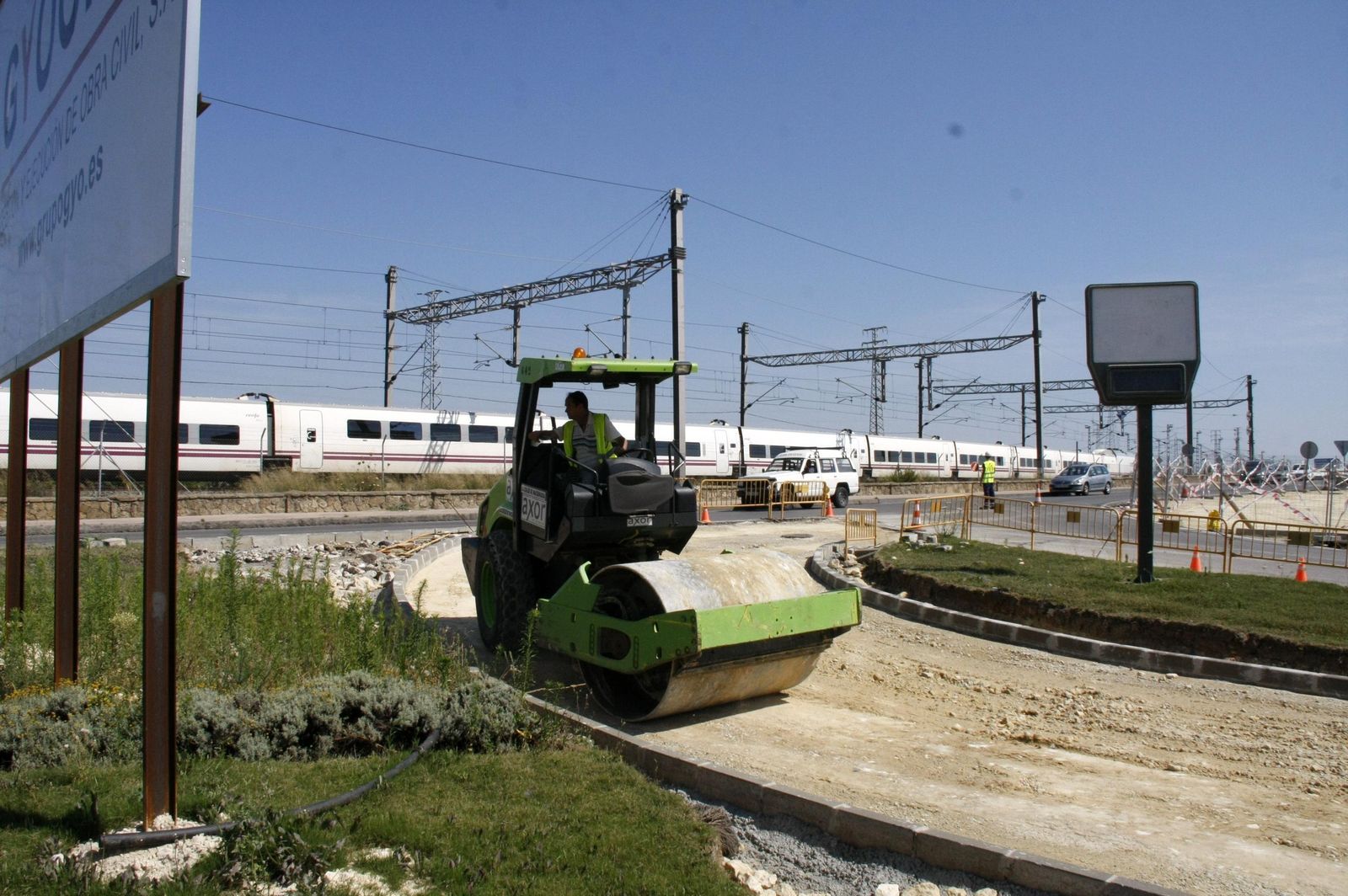 Una máquina trabajando en la zona del aparcamiento  el pasado miércoles.