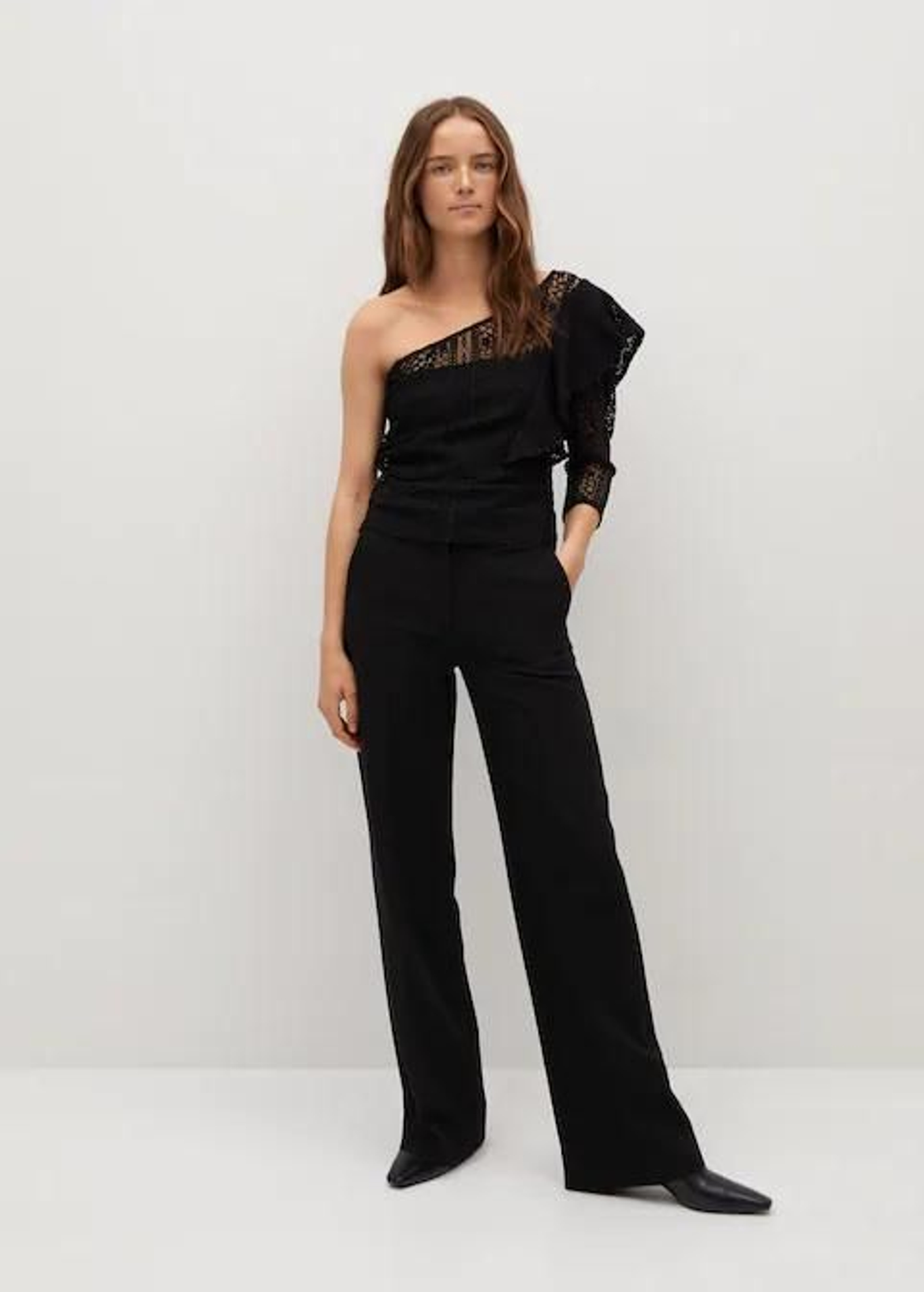 Top de encaje asimétrico de las rebajas de Mango. Top de encaje asimétrico de las rebajas de Mango.