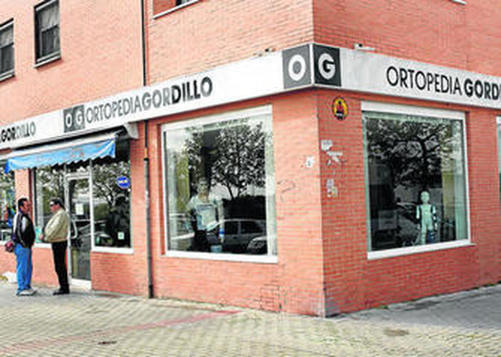 Fachada de la Ortopedia Gordillo, frente al hospital Juan Ramón Jiménez.