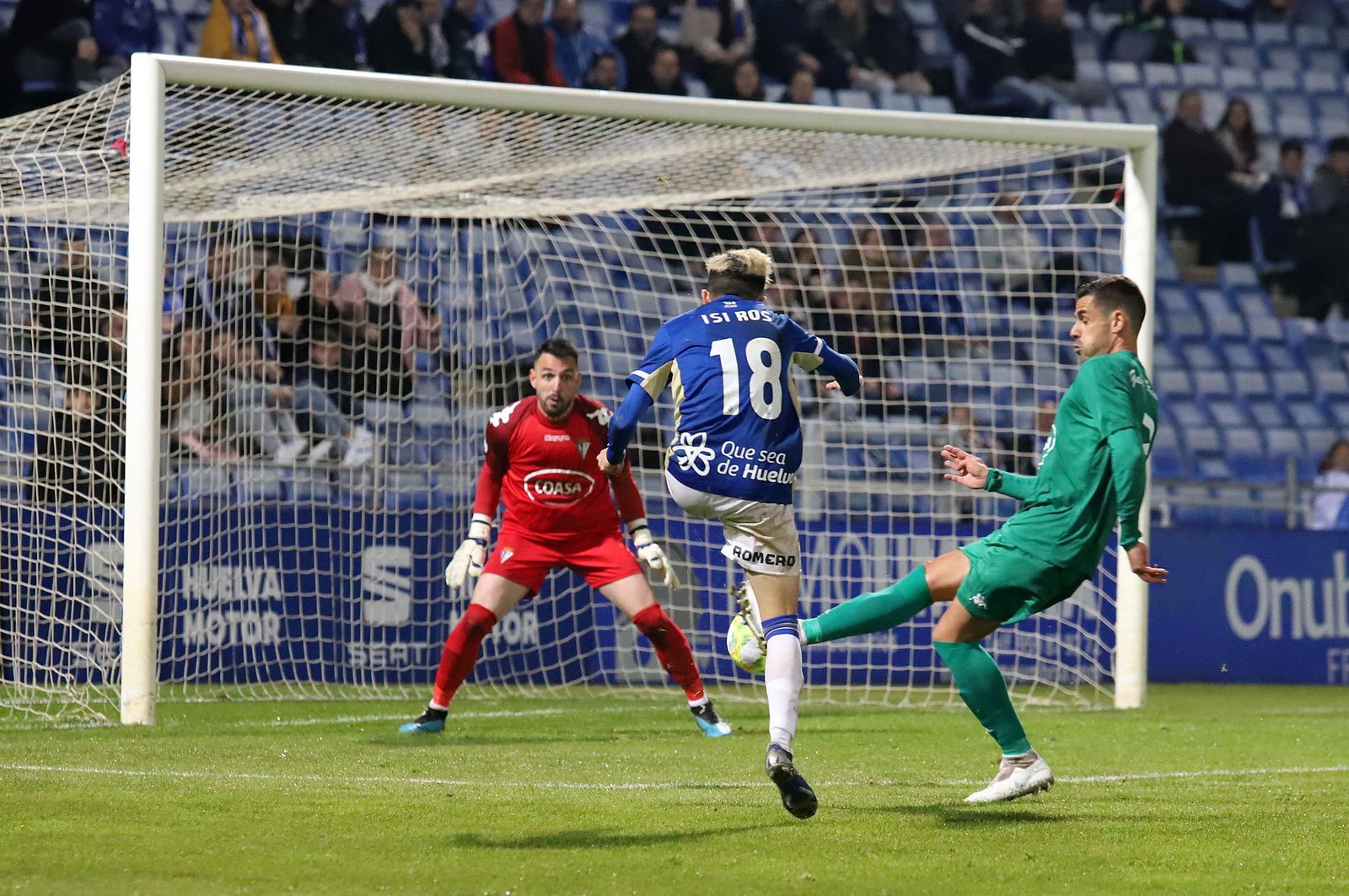 Rubén Gálvez, atento a un disparo de Isi Ros durante la visita del San Fernando a Huelva.