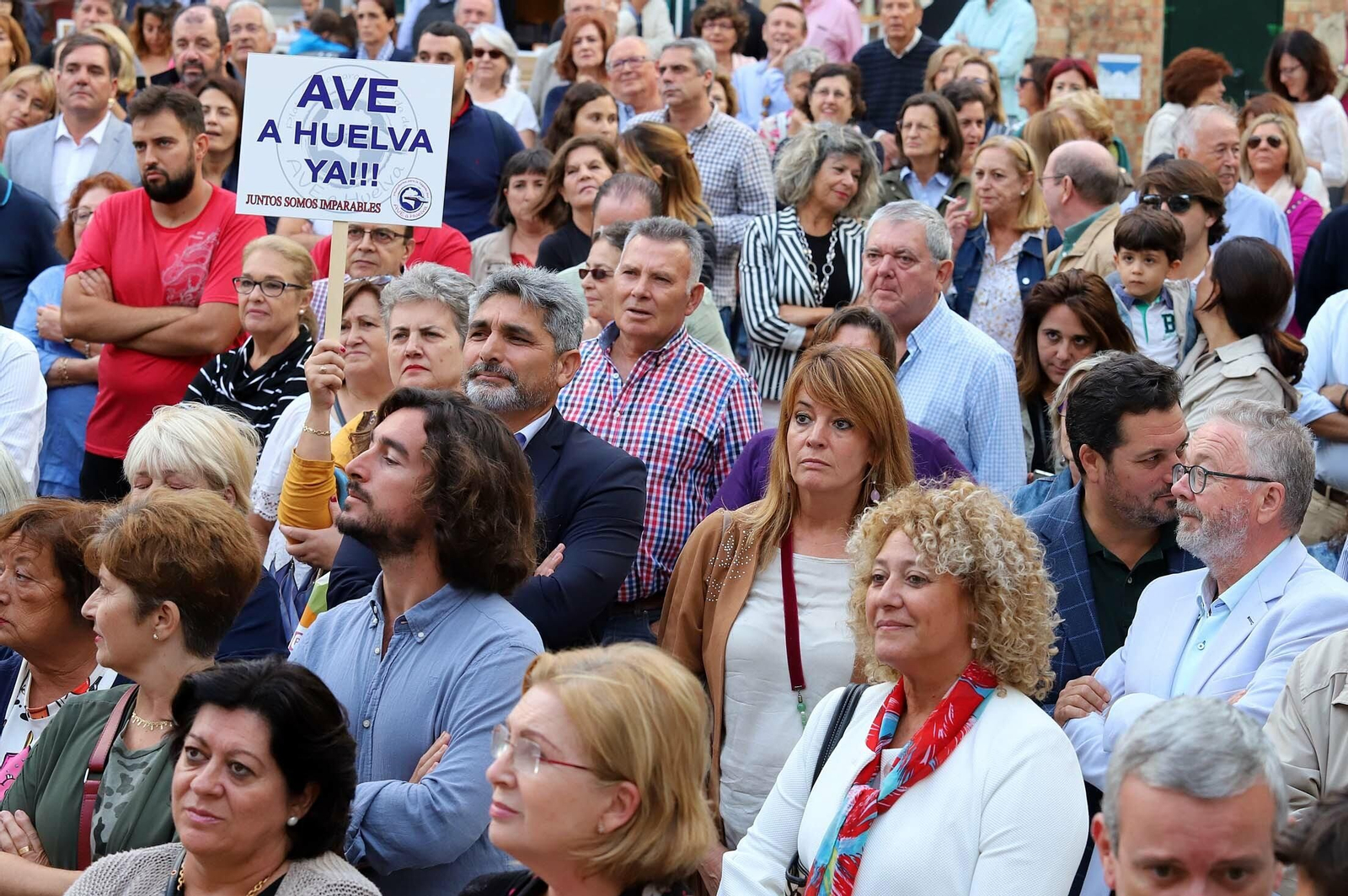 Imágenes de la concentración en defensa de la llegada del AVE a Huelva