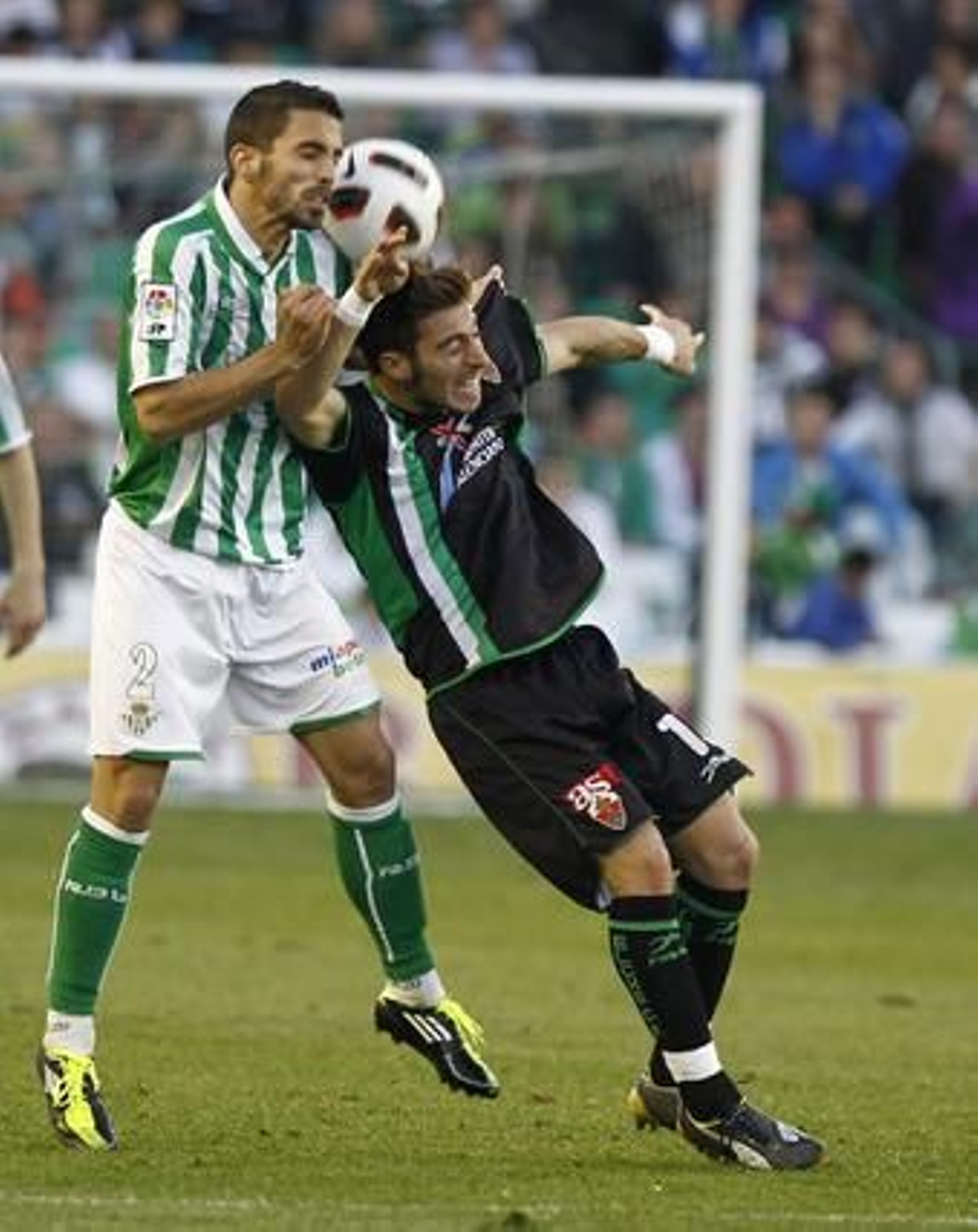 El Betis pierde en casa, con el Elche (1-4), su cuarto partido seguido. / Antonio Pizarro